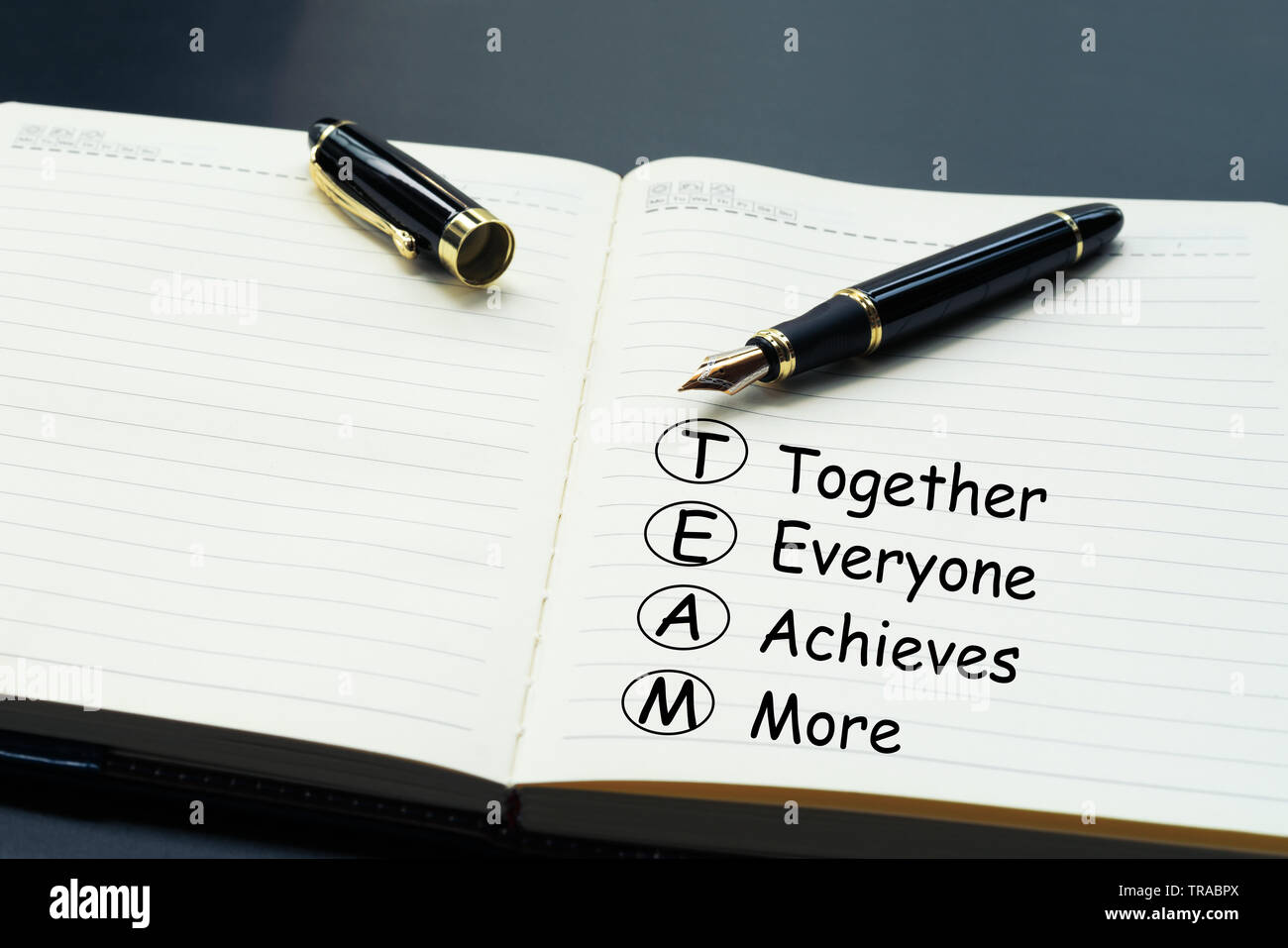 Concept d'équipe. stylo de luxe écrit mot d'équipe, l'ensemble, tout le monde, réalise et plus sur le débat du jour Banque D'Images