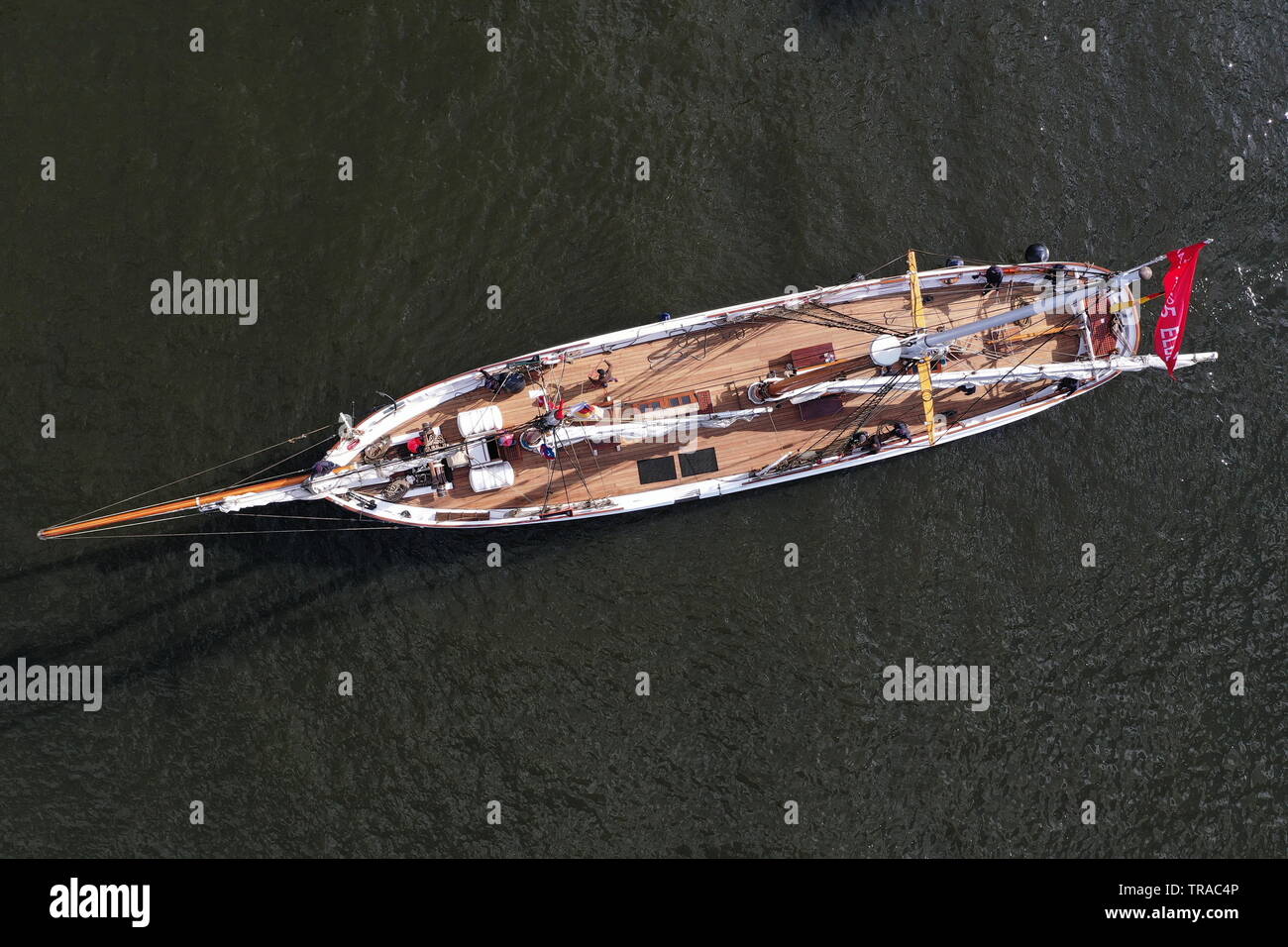 Hamburgs ältestes Seeschiff, der 130 Jahre Alte Elbe Lotsenschoner n° 5, neunmonatigem Werftaufenthalt ist nach zurück im Sandtorhafen. Das komplett Banque D'Images