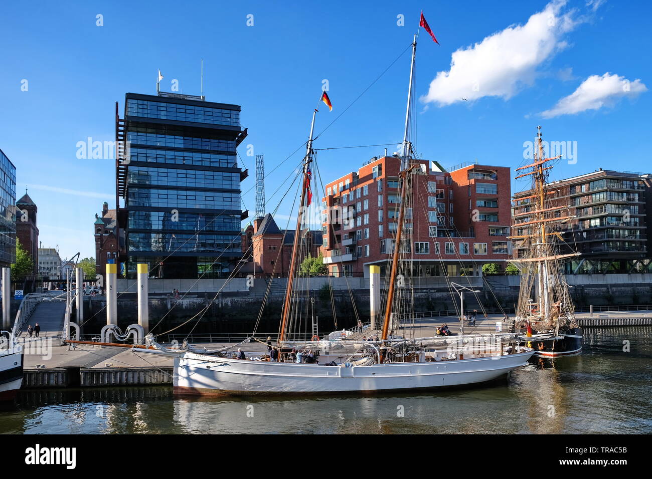 Hamburgs ältestes Seeschiff, der 130 Jahre Alte Elbe Lotsenschoner n° 5, neunmonatigem Werftaufenthalt ist nach zurück im Sandtorhafen. Das komplett Banque D'Images