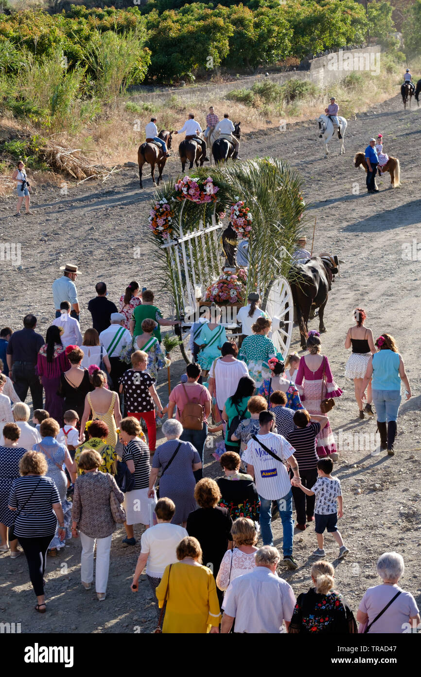 Benamargosa Romeria 2019. Les villageois de faire le pèlerinage le long de la rivière à sec dans le village de Crévoux à l'honneur de la Vierge de la puriste. Banque D'Images