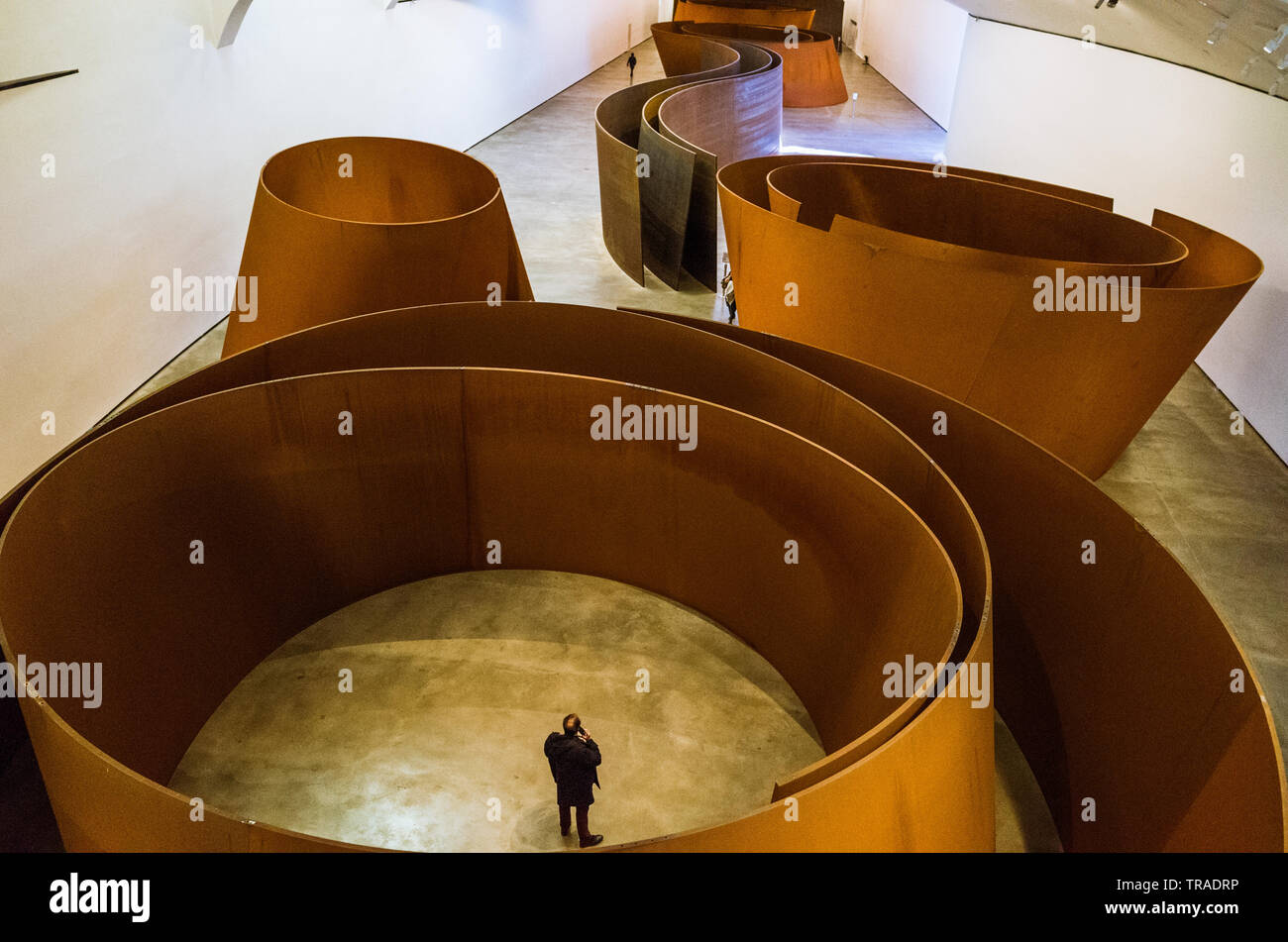 Bilbao, Biscaye, Pays Basque, Espagne : High angle view of a permanent visiteur à l'intérieur de l'une de l'acier patinable le huitième l'installation de sculptures Banque D'Images