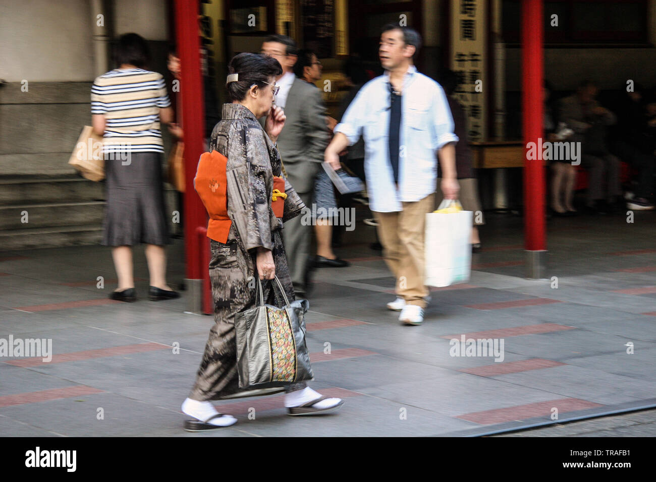 Femme portant un kimono traditionnel japonais sur la rue à Tokyo au Japon Banque D'Images