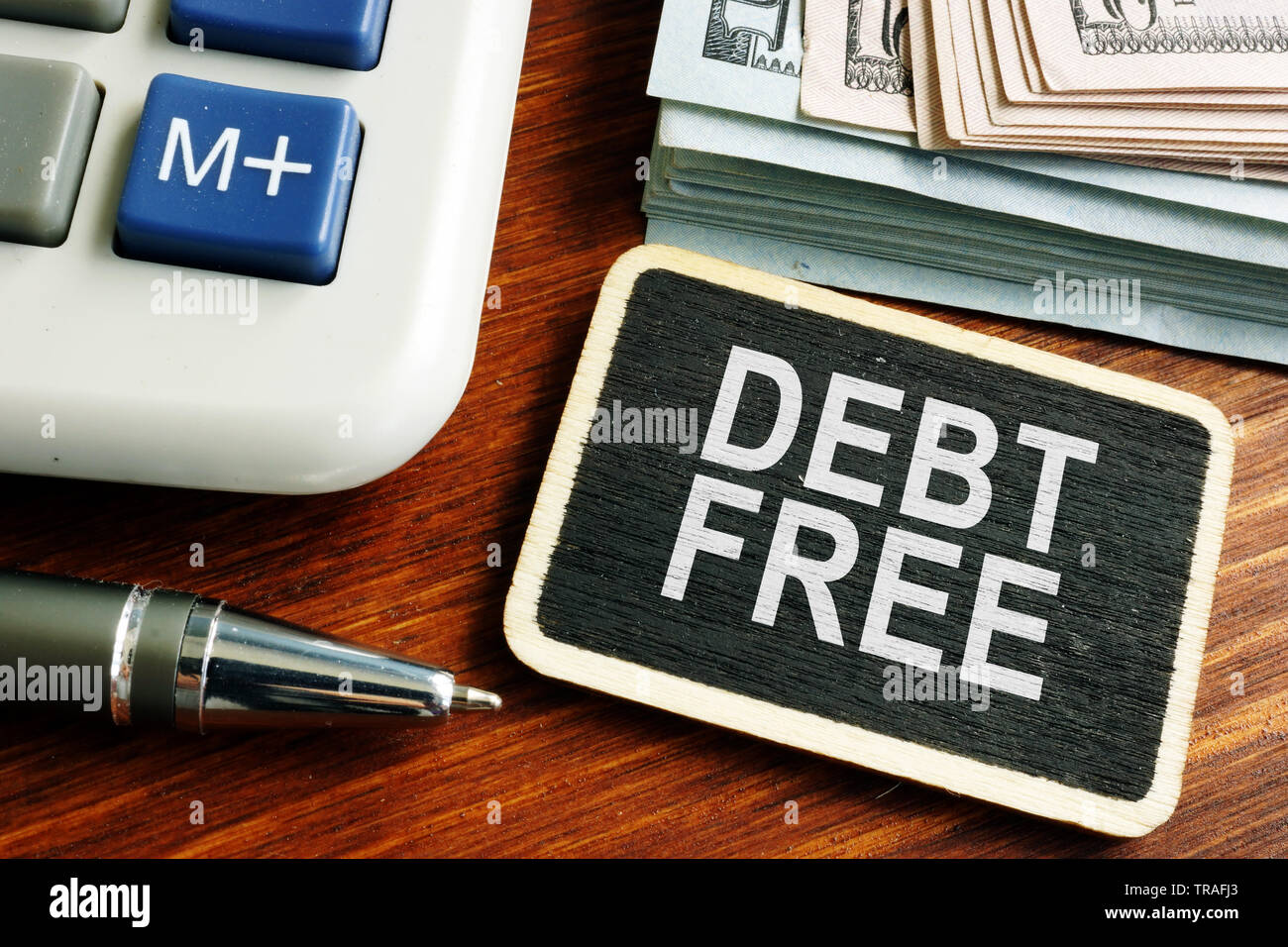 Concept de la dette gratuitement. L'argent et calculatrice avec stylo. Banque D'Images