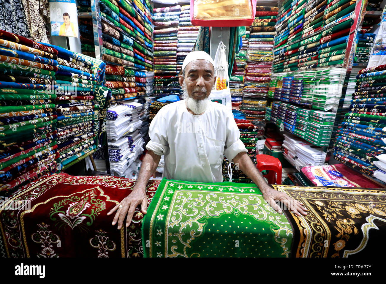 Dhaka, Bangladesh - 01 juin 2019 : Les commerçants exposent leurs produits à la mosquée Baitul Mukarram marché national avant de l'Eid-ul-Fitr, Dhaka, B Banque D'Images