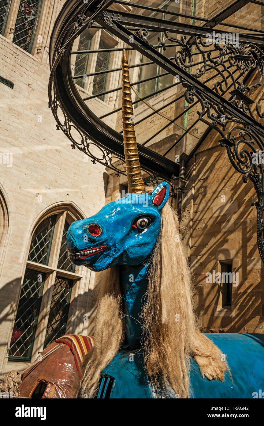 Étrange et un peu effrayant, marionnettes unicorn bleu utilisé en festivités à Bruxelles. Ville accueillante et dynamique et capitale de la Belgique. Banque D'Images