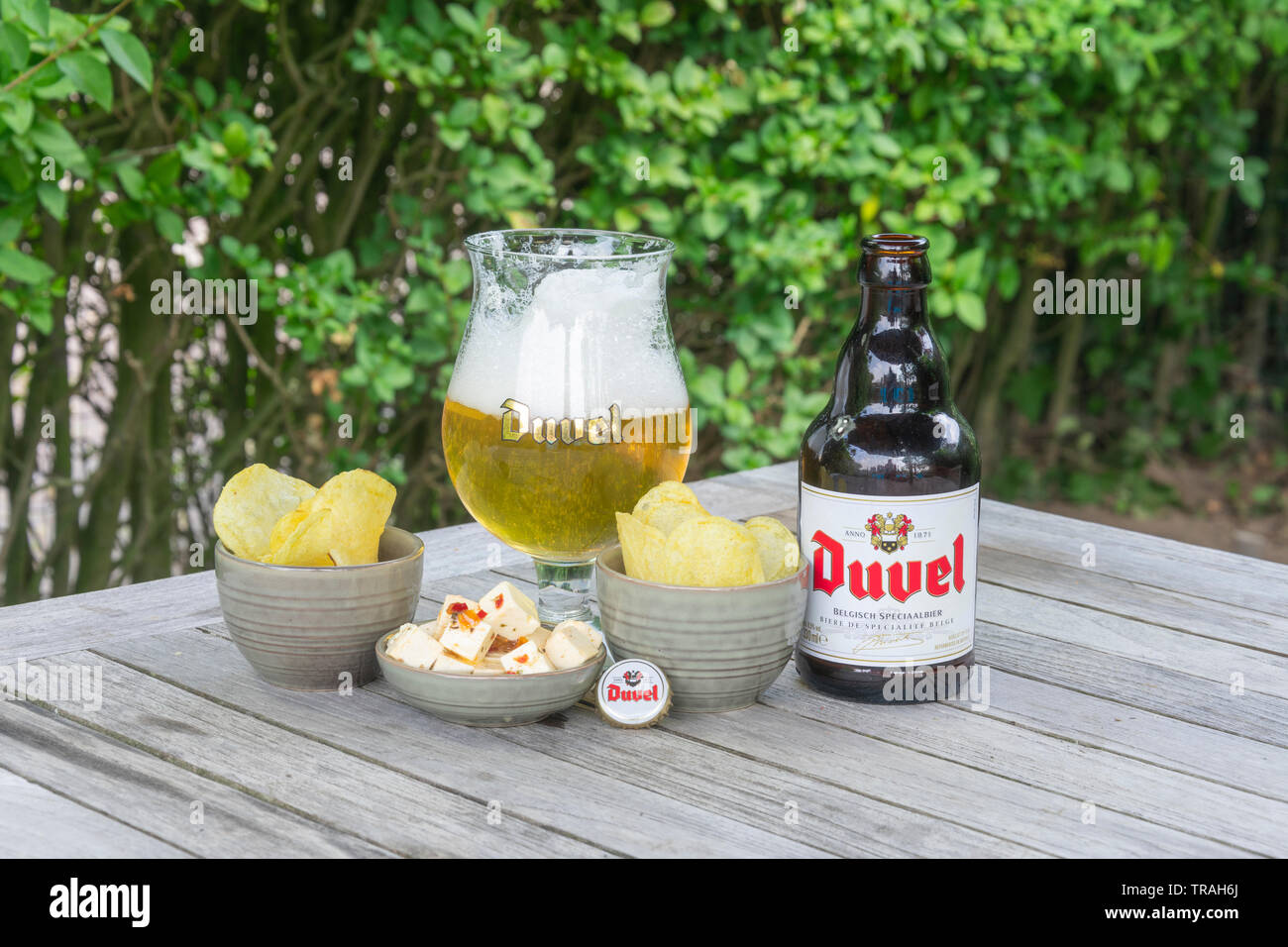 Sint Gillis waas, Belgique - le 22 juillet 2018 : la bière belge Duvel de feta et chips salées à Sint Gillis Waas, Belgique. Banque D'Images