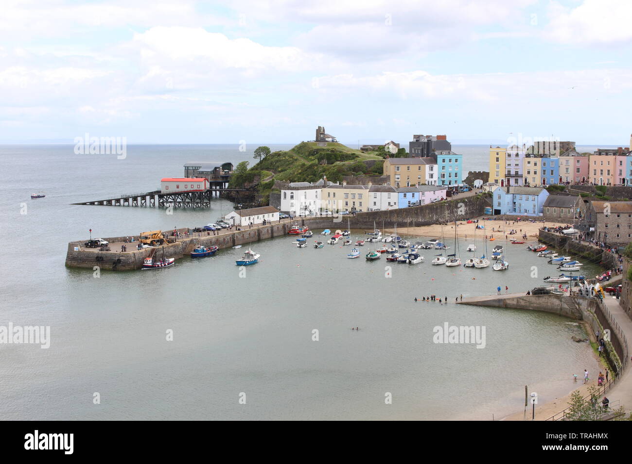 Une photo de port de Tenby, Pembrokeshire, Pays de Galles, Royaume-Uni. Bateaux, maisons, les personnes bénéficiant de la Banque Maison de beau temps. Banque D'Images