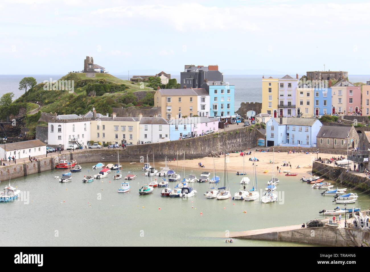 Une photo de port de Tenby, Pembrokeshire, Pays de Galles, Royaume-Uni. Bateaux, maisons, les personnes bénéficiant de la Banque Maison de beau temps. Banque D'Images