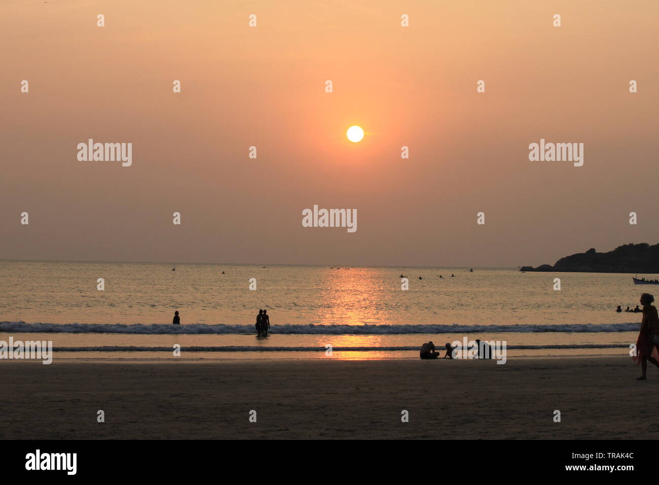 Relaxing magnifique coucher de soleil sur Palolem Beach, Goa, Inde Banque D'Images
