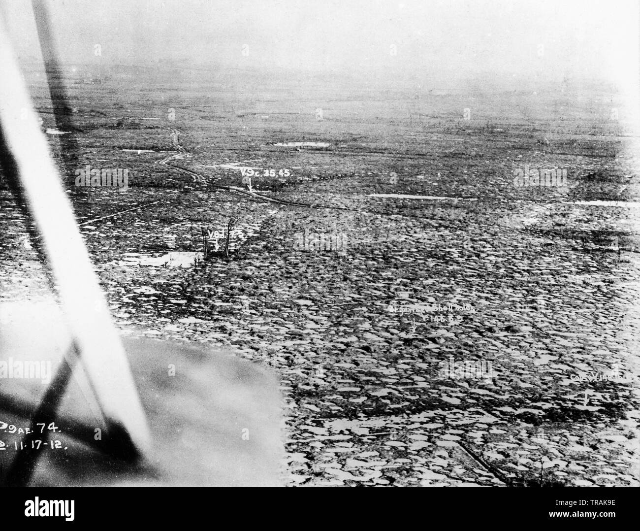 Un vintage noir et blanc photographie aérienne prise en novembre 1917, à partir d'un British Royal Air Force, ou Royal Flying Corps aéronef. Photo montre une zone de terre détruit par les bombardements ; juste beaucoup de cratères. Il y a trois notes écrites à la main sur la photo, y compris sur ce que dit 'trous' organisé. Banque D'Images