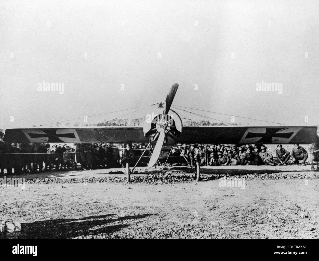 Un noir et blanc vintage photo prise pendant la Première Guerre mondiale, d'un Allemand Fokker E.III L'avion monoplan de chasse. L'avion est à l'écran entouré de nombreux spectateurs. Banque D'Images