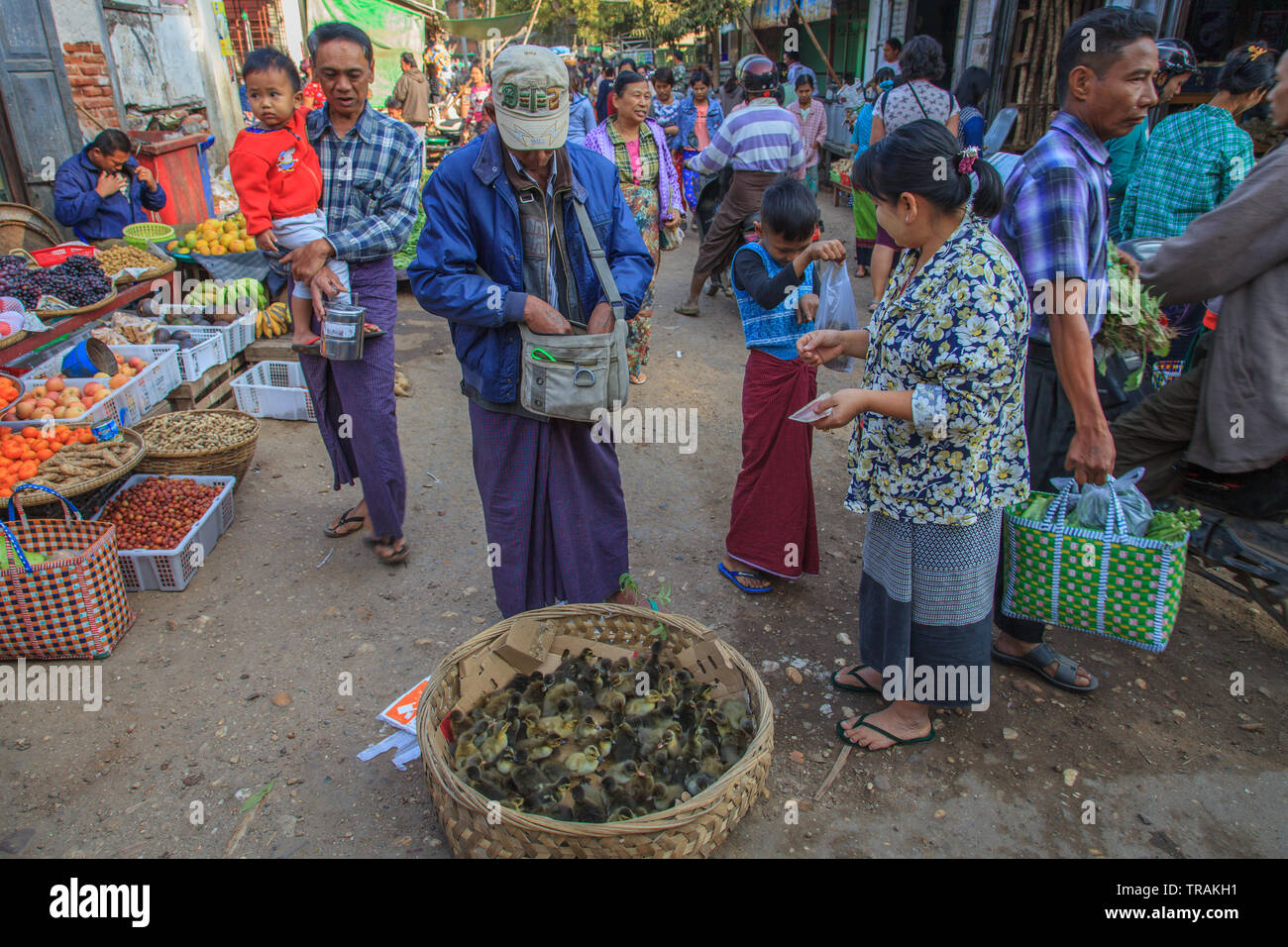 24/5000 au vendeur des canetons à Bagan, Myanmar marché Banque D'Images