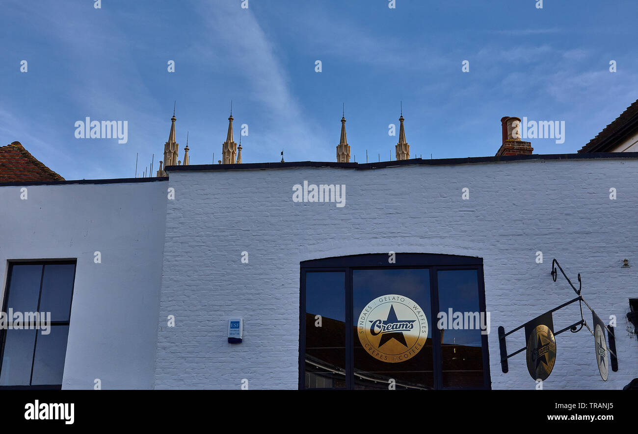 La Cathédrale de Canterbury à Canterbury, vus de derrière, café crème, est l'un des plus anciens et des plus célèbres structures chrétienne en Angleterre. Banque D'Images