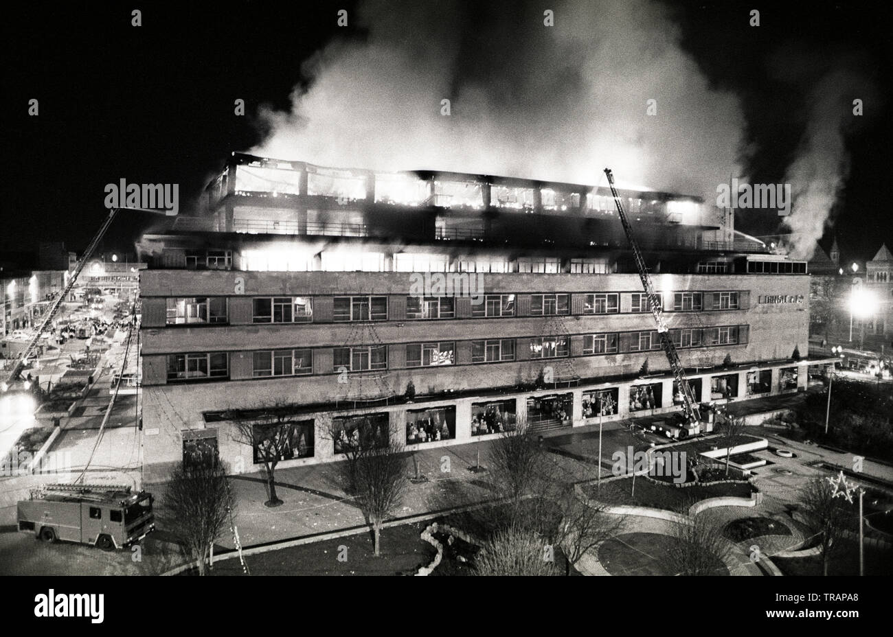 19 Décembre, 1988. La Dingles bâtiment dans Armada Way, Plymouth, en Angleterre, après la bombe incendiaire c'était. Un programme national de recherche de la police a été lancé après que des extrémistes cinq magasins House of Fraser, dans le cadre d'une campagne anti-fourrure, à l'aide de bombes incendiaires. Banque D'Images