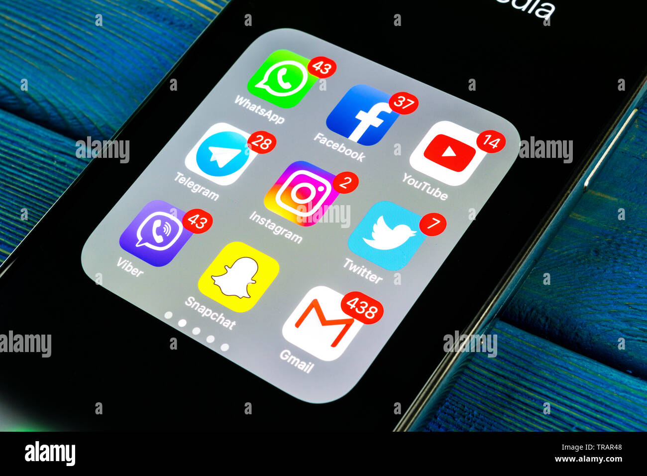 Kaliningrad, Russie, le 2 septembre 2018 : Apple iPhone X avec des icônes de médias sociaux Facebook, Twitter, instagram, snapchat, application google sur s Banque D'Images Kaliningrad, Russie, le 2 septembre 2018 : Apple iPhone X avec des icônes de médias sociaux Facebook, Twitter, instagram, snapchat, application google sur s Banque D'Images