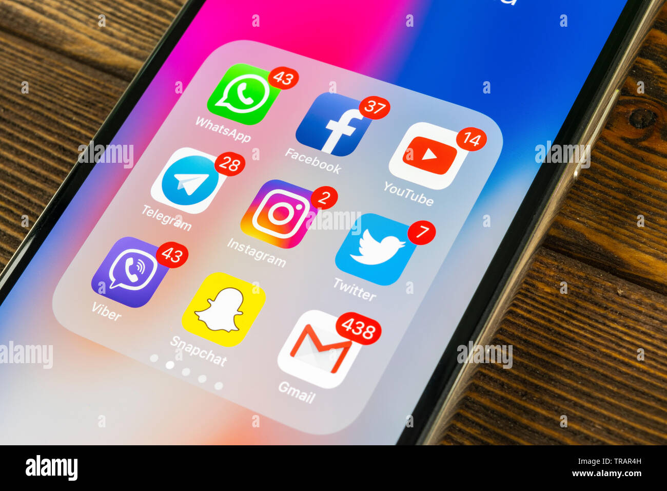 Kaliningrad, Russie, le 2 septembre 2018 : Apple iPhone X avec des icônes de médias sociaux Facebook, Twitter, instagram, snapchat, application google sur s Banque D'Images Kaliningrad, Russie, le 2 septembre 2018 : Apple iPhone X avec des icônes de médias sociaux Facebook, Twitter, instagram, snapchat, application google sur s Banque D'Images