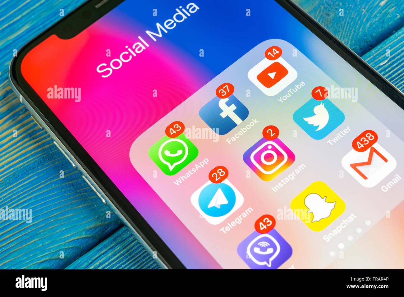 Kaliningrad, Russie, le 2 septembre 2018 : Apple iPhone X avec des icônes de médias sociaux Facebook, Twitter, instagram, snapchat, application google sur s Banque D'Images Kaliningrad, Russie, le 2 septembre 2018 : Apple iPhone X avec des icônes de médias sociaux Facebook, Twitter, instagram, snapchat, application google sur s Banque D'Images