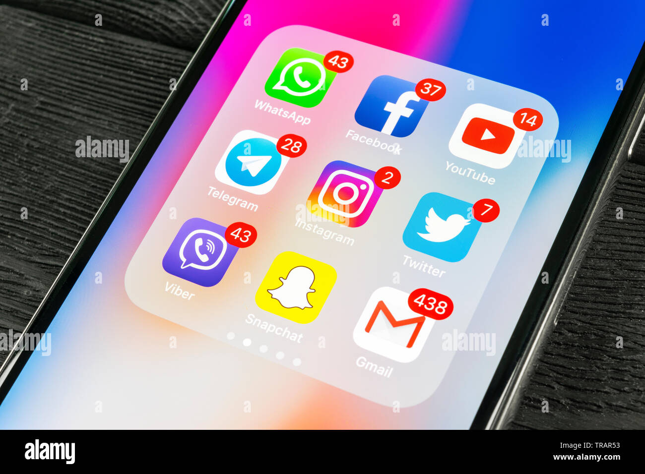 Kaliningrad, Russie, le 2 septembre 2018 : Apple iPhone X avec des icônes de médias sociaux Facebook, Twitter, instagram, snapchat, application google sur s Banque D'Images Kaliningrad, Russie, le 2 septembre 2018 : Apple iPhone X avec des icônes de médias sociaux Facebook, Twitter, instagram, snapchat, application google sur s Banque D'Images