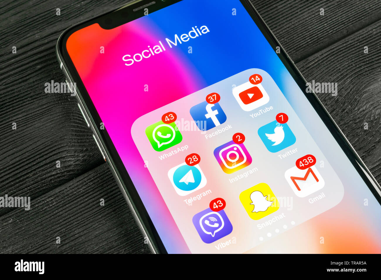Kaliningrad, Russie, le 2 septembre 2018 : Apple iPhone X avec des icônes de médias sociaux Facebook, Twitter, instagram, snapchat, application google sur s Banque D'Images Kaliningrad, Russie, le 2 septembre 2018 : Apple iPhone X avec des icônes de médias sociaux Facebook, Twitter, instagram, snapchat, application google sur s Banque D'Images
