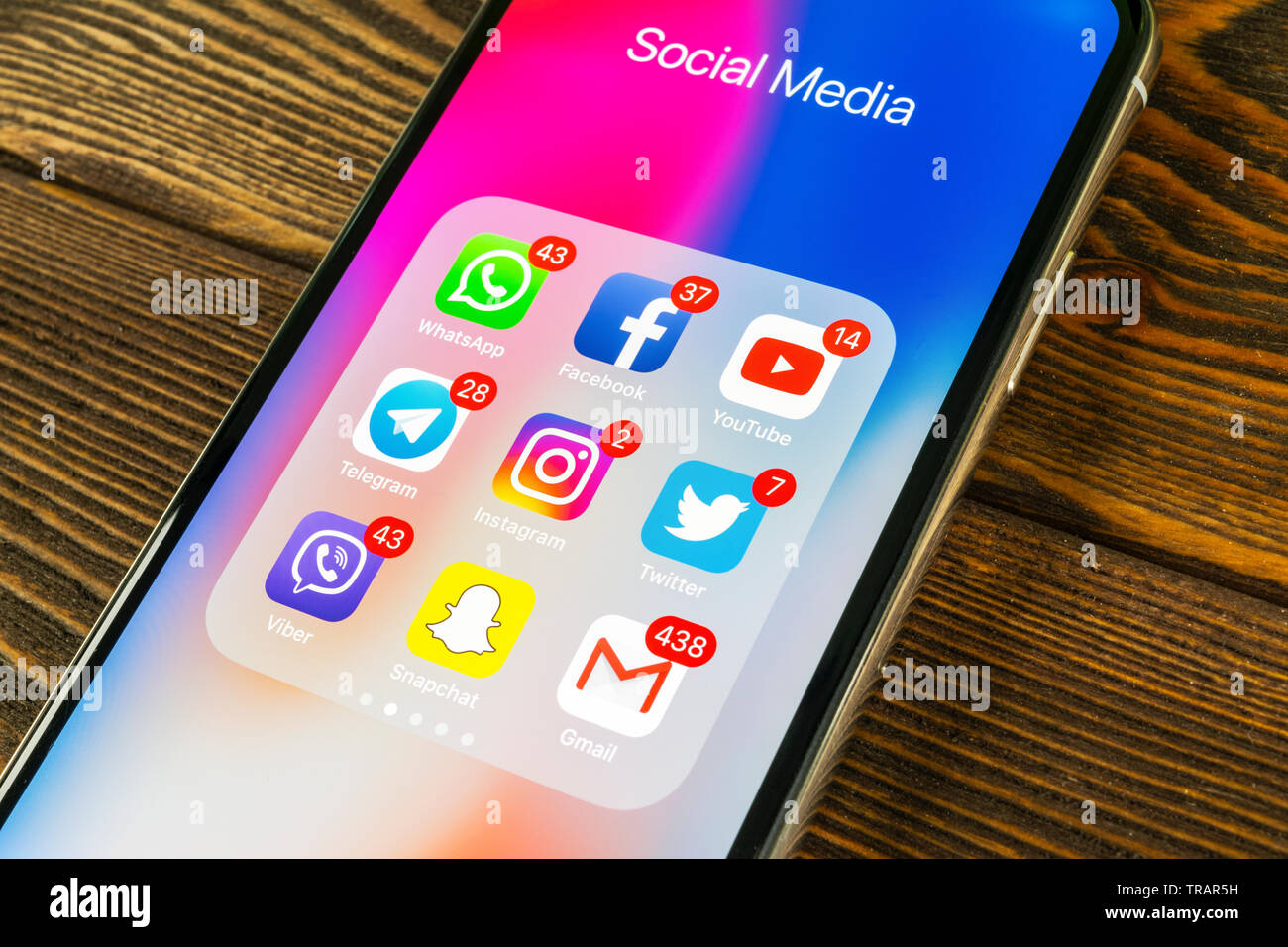 Kaliningrad, Russie, le 2 septembre 2018 : Apple iPhone X avec des icônes de médias sociaux Facebook, Twitter, instagram, snapchat, application google sur s Banque D'Images Kaliningrad, Russie, le 2 septembre 2018 : Apple iPhone X avec des icônes de médias sociaux Facebook, Twitter, instagram, snapchat, application google sur s Banque D'Images