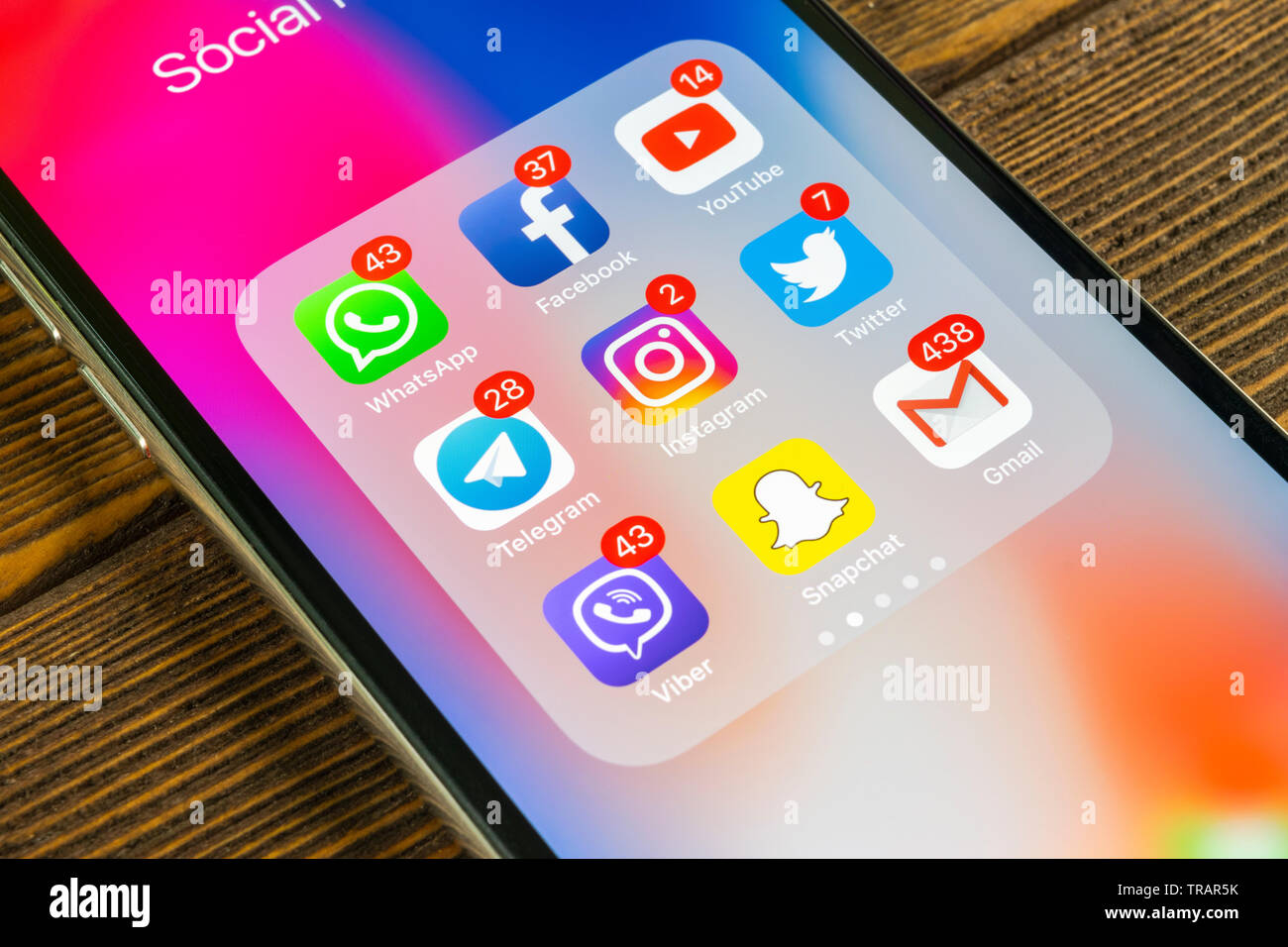 Kaliningrad, Russie, le 2 septembre 2018 : Apple iPhone X avec des icônes de médias sociaux Facebook, Twitter, instagram, snapchat, application google sur s Banque D'Images Kaliningrad, Russie, le 2 septembre 2018 : Apple iPhone X avec des icônes de médias sociaux Facebook, Twitter, instagram, snapchat, application google sur s Banque D'Images