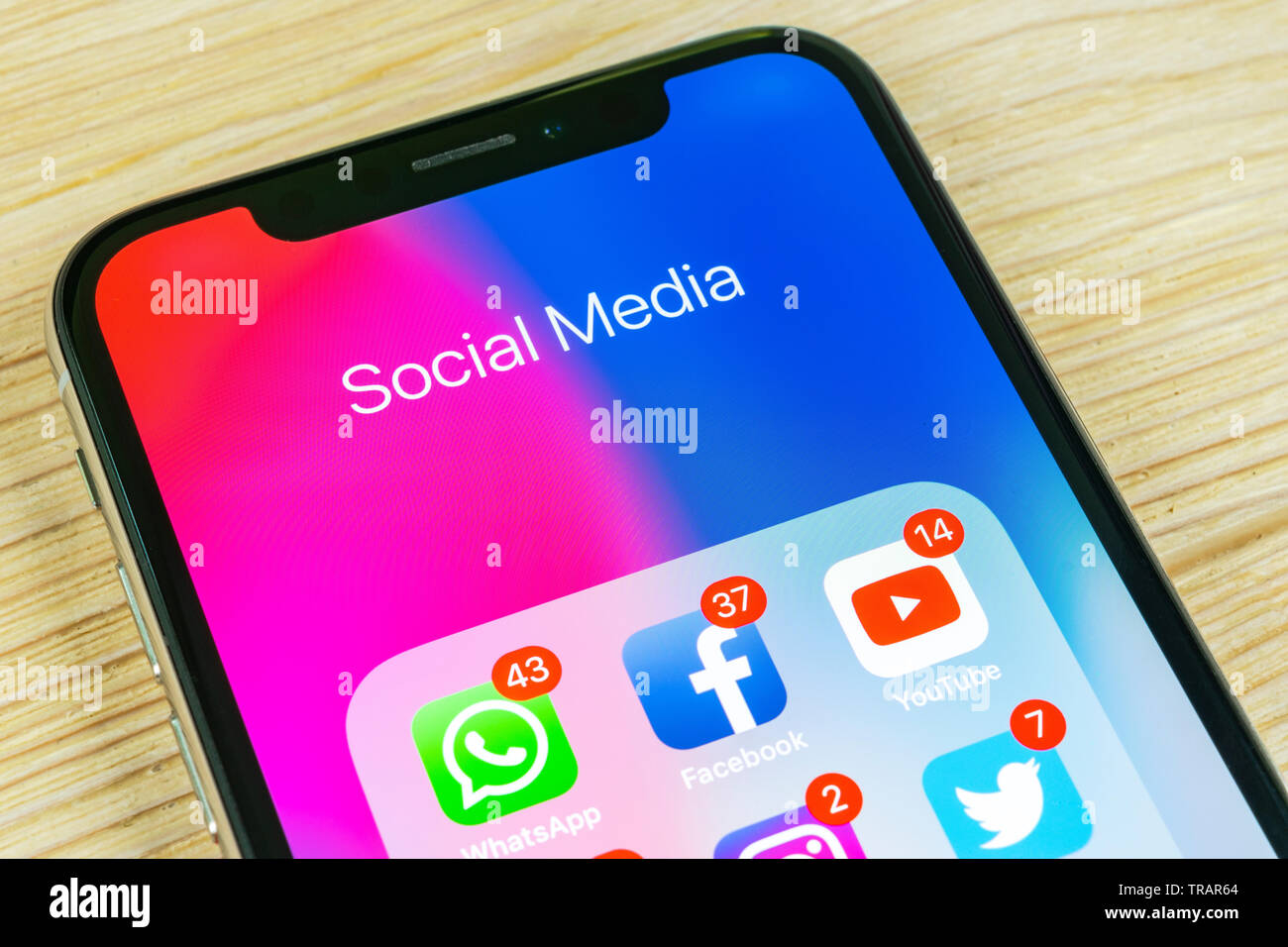 Kaliningrad, Russie, le 2 septembre 2018 : Apple iPhone X avec des icônes de médias sociaux Facebook, Twitter, instagram, snapchat, application google sur s Banque D'Images Kaliningrad, Russie, le 2 septembre 2018 : Apple iPhone X avec des icônes de médias sociaux Facebook, Twitter, instagram, snapchat, application google sur s Banque D'Images