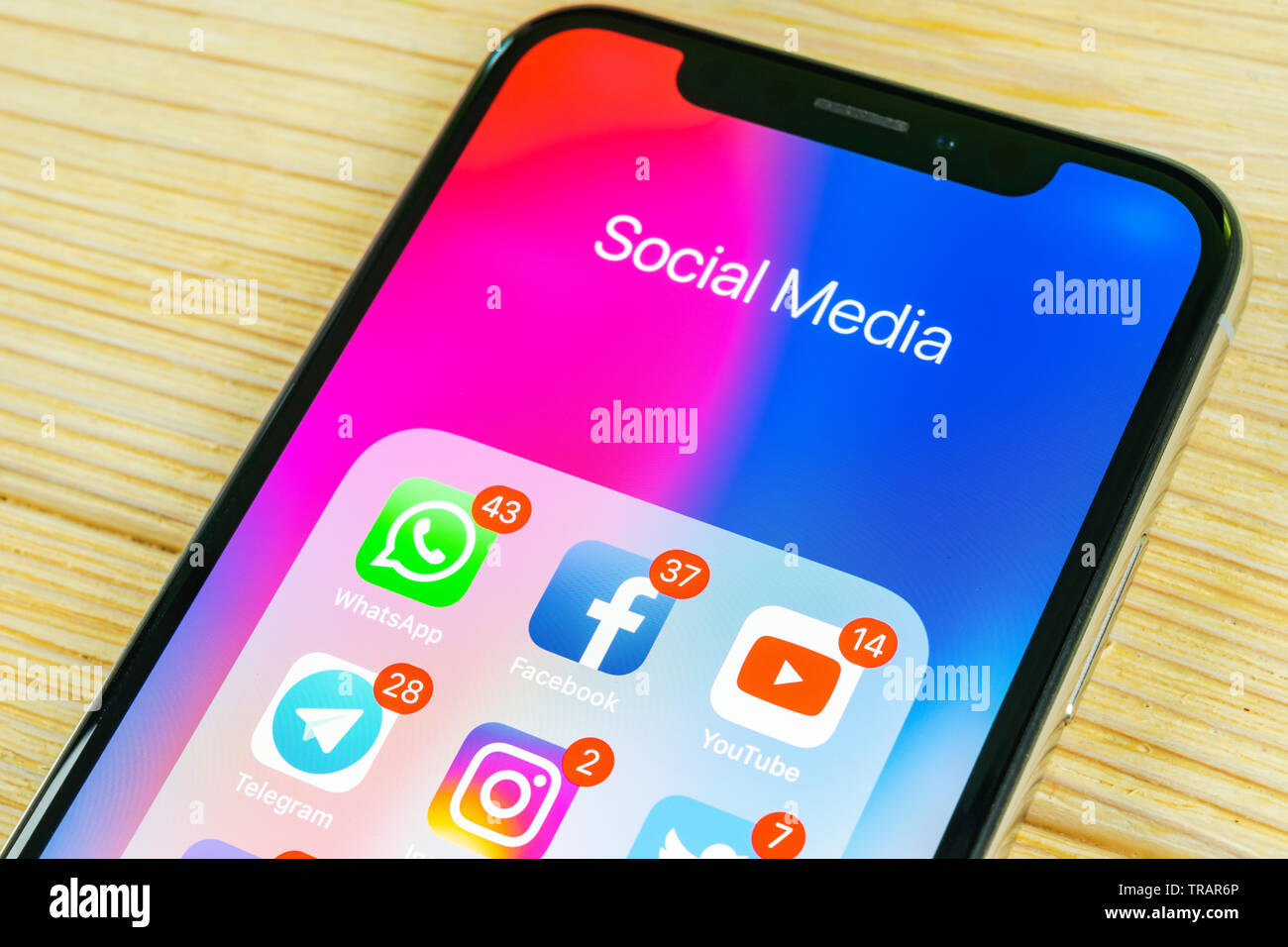 Kaliningrad, Russie, le 2 septembre 2018 : Apple iPhone X avec des icônes de médias sociaux Facebook, Twitter, instagram, snapchat, application google sur s Banque D'Images Kaliningrad, Russie, le 2 septembre 2018 : Apple iPhone X avec des icônes de médias sociaux Facebook, Twitter, instagram, snapchat, application google sur s Banque D'Images