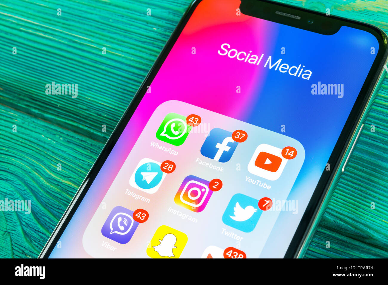 Kaliningrad, Russie, le 2 septembre 2018 : Apple iPhone X avec des icônes de médias sociaux Facebook, Twitter, instagram, snapchat, application google sur s Banque D'Images Kaliningrad, Russie, le 2 septembre 2018 : Apple iPhone X avec des icônes de médias sociaux Facebook, Twitter, instagram, snapchat, application google sur s Banque D'Images