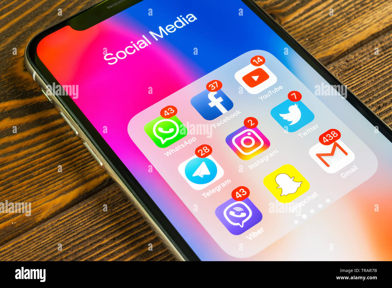 Kaliningrad, Russie, le 2 septembre 2018 : Apple iPhone X avec des icônes de médias sociaux Facebook, Twitter, instagram, snapchat, application google sur s Banque D'Images Kaliningrad, Russie, le 2 septembre 2018 : Apple iPhone X avec des icônes de médias sociaux Facebook, Twitter, instagram, snapchat, application google sur s Banque D'Images