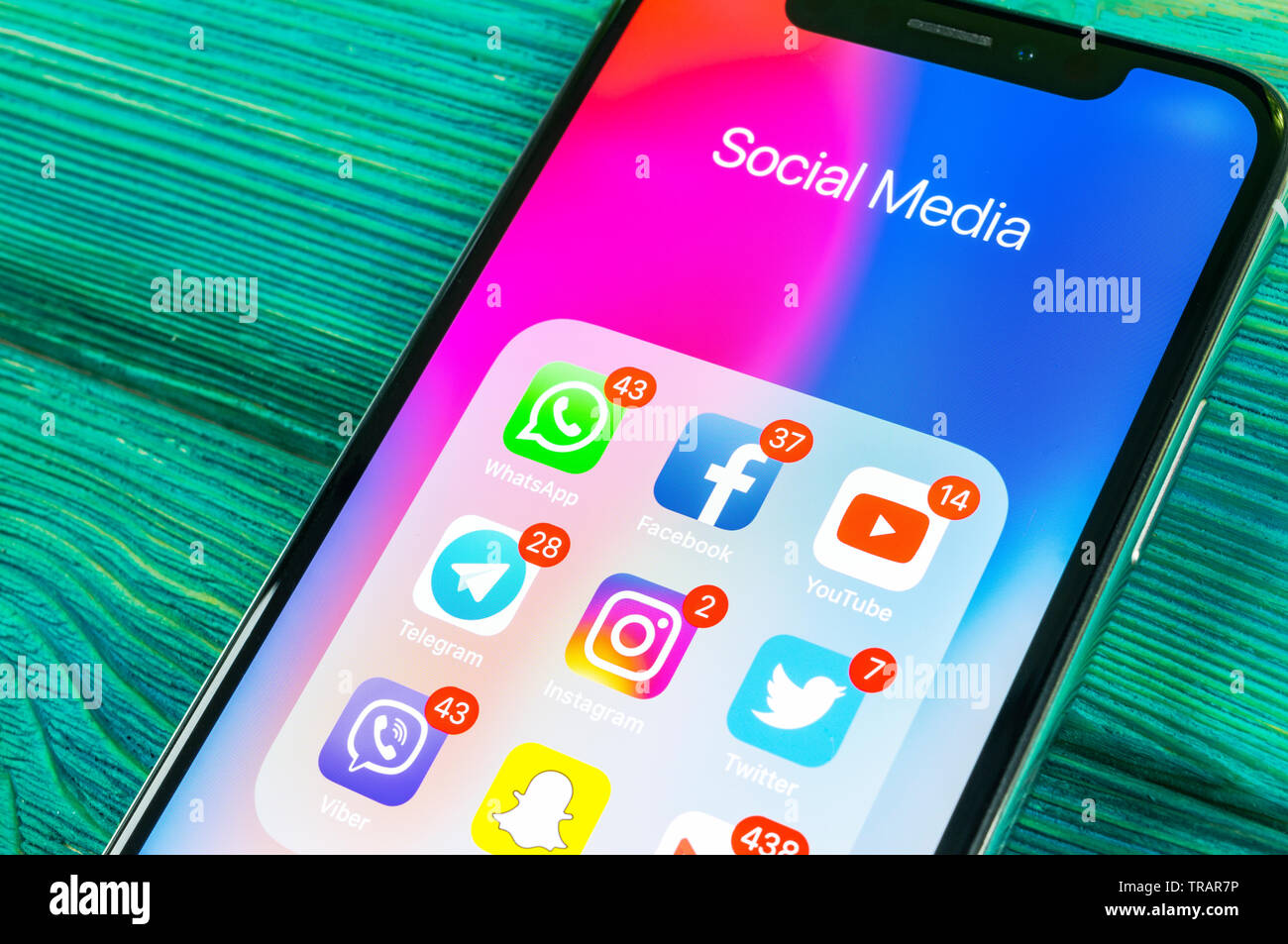 Kaliningrad, Russie, le 2 septembre 2018 : Apple iPhone X avec des icônes de médias sociaux Facebook, Twitter, instagram, snapchat, application google sur s Banque D'Images Kaliningrad, Russie, le 2 septembre 2018 : Apple iPhone X avec des icônes de médias sociaux Facebook, Twitter, instagram, snapchat, application google sur s Banque D'Images