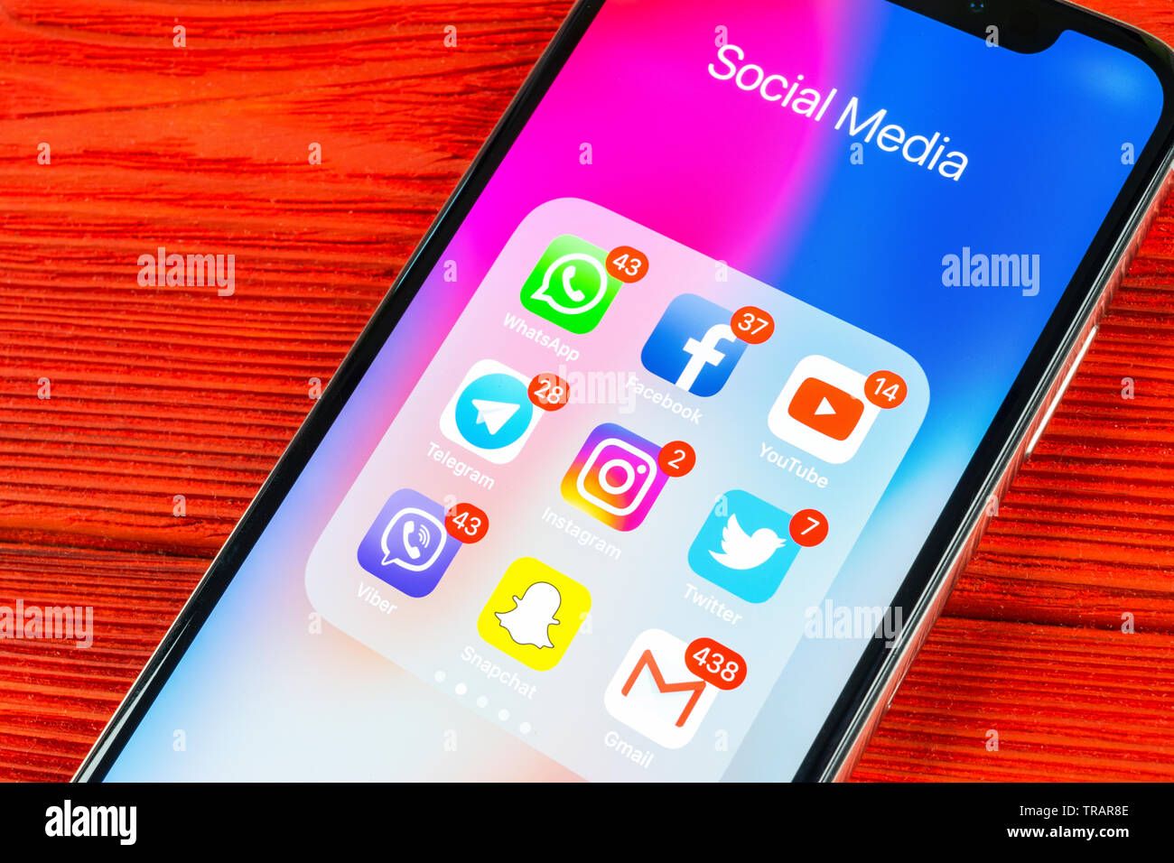 Kaliningrad, Russie, le 2 septembre 2018 : Apple iPhone X avec des icônes de médias sociaux Facebook, Twitter, instagram, snapchat, application google sur s Banque D'Images Kaliningrad, Russie, le 2 septembre 2018 : Apple iPhone X avec des icônes de médias sociaux Facebook, Twitter, instagram, snapchat, application google sur s Banque D'Images