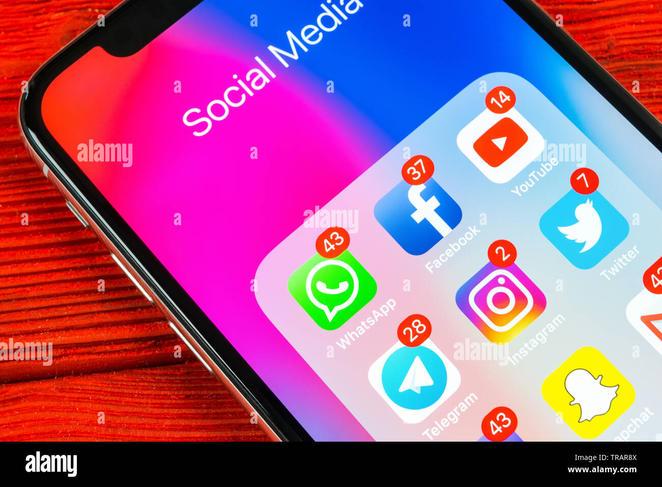 Kaliningrad, Russie, le 2 septembre 2018 : Apple iPhone X avec des icônes de médias sociaux Facebook, Twitter, instagram, snapchat, application google sur s Banque D'Images Kaliningrad, Russie, le 2 septembre 2018 : Apple iPhone X avec des icônes de médias sociaux Facebook, Twitter, instagram, snapchat, application google sur s Banque D'Images
