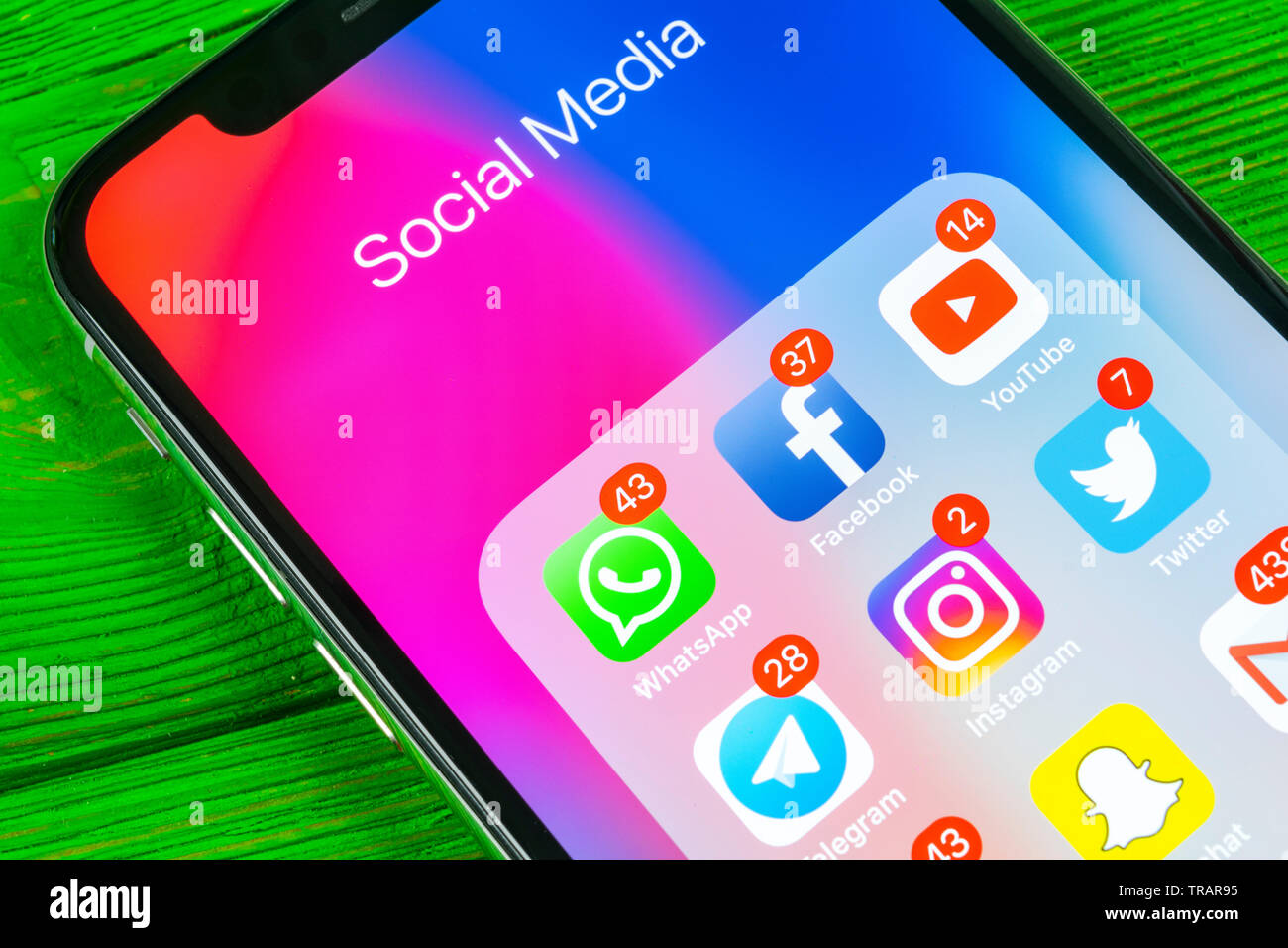 Kaliningrad, Russie, le 2 septembre 2018 : Apple iPhone X avec des icônes de médias sociaux Facebook, Twitter, instagram, snapchat, application google sur s Banque D'Images Kaliningrad, Russie, le 2 septembre 2018 : Apple iPhone X avec des icônes de médias sociaux Facebook, Twitter, instagram, snapchat, application google sur s Banque D'Images