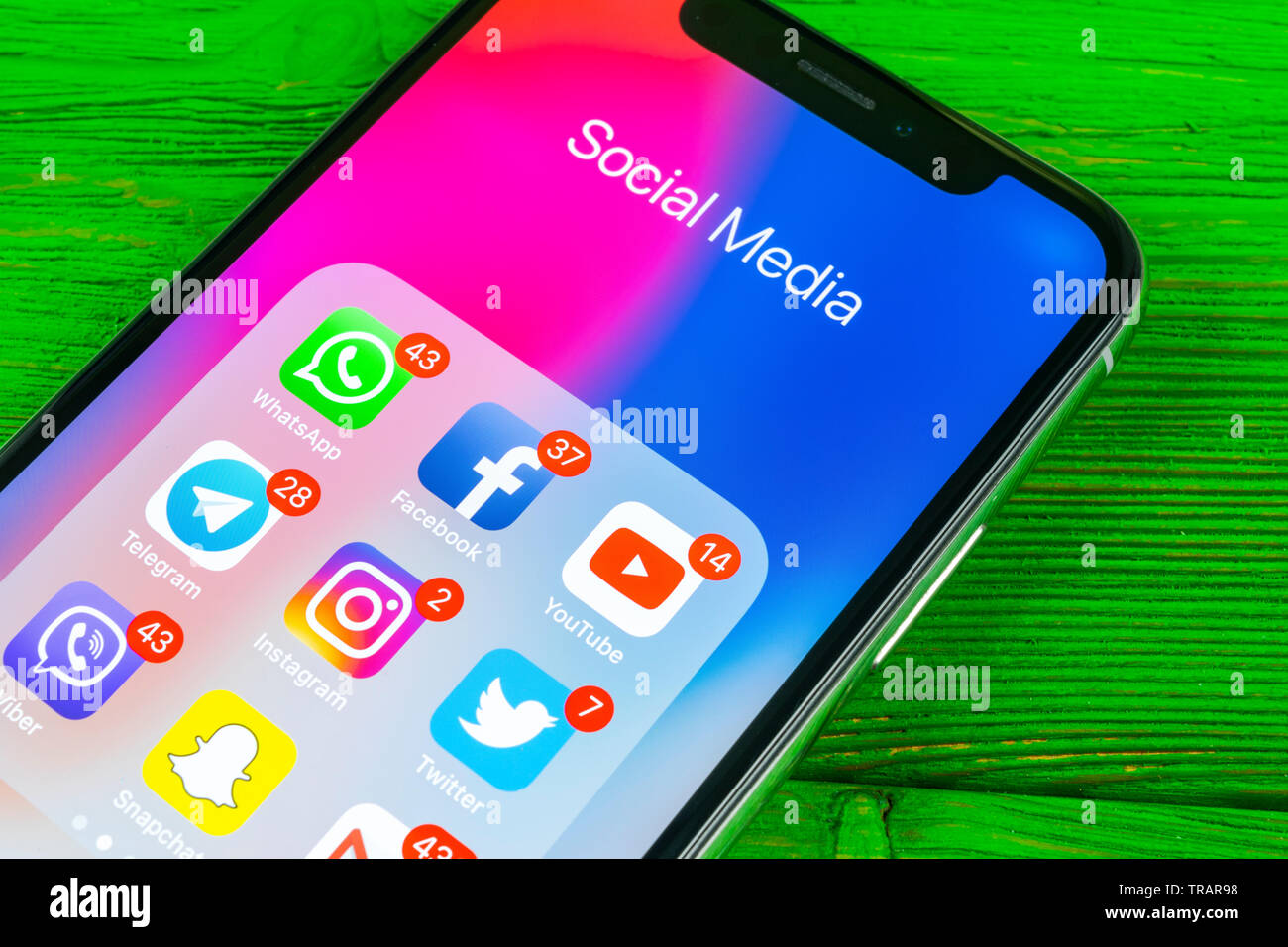 Kaliningrad, Russie, le 2 septembre 2018 : Apple iPhone X avec des icônes de médias sociaux Facebook, Twitter, instagram, snapchat, application google sur s Banque D'Images Kaliningrad, Russie, le 2 septembre 2018 : Apple iPhone X avec des icônes de médias sociaux Facebook, Twitter, instagram, snapchat, application google sur s Banque D'Images