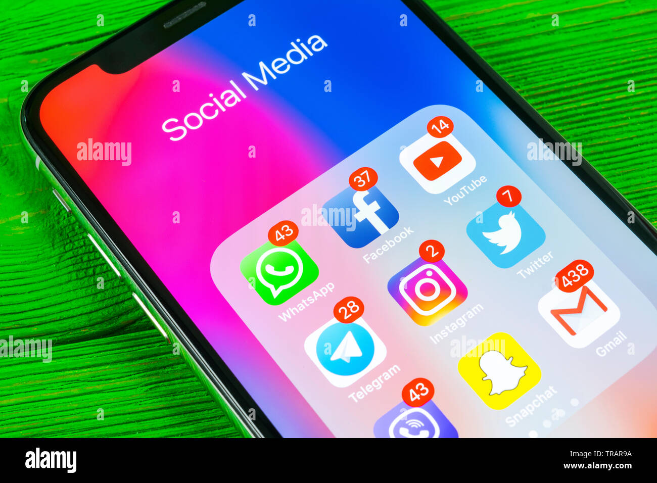 Kaliningrad, Russie, le 2 septembre 2018 : Apple iPhone X avec des icônes de médias sociaux Facebook, Twitter, instagram, snapchat, application google sur s Banque D'Images Kaliningrad, Russie, le 2 septembre 2018 : Apple iPhone X avec des icônes de médias sociaux Facebook, Twitter, instagram, snapchat, application google sur s Banque D'Images