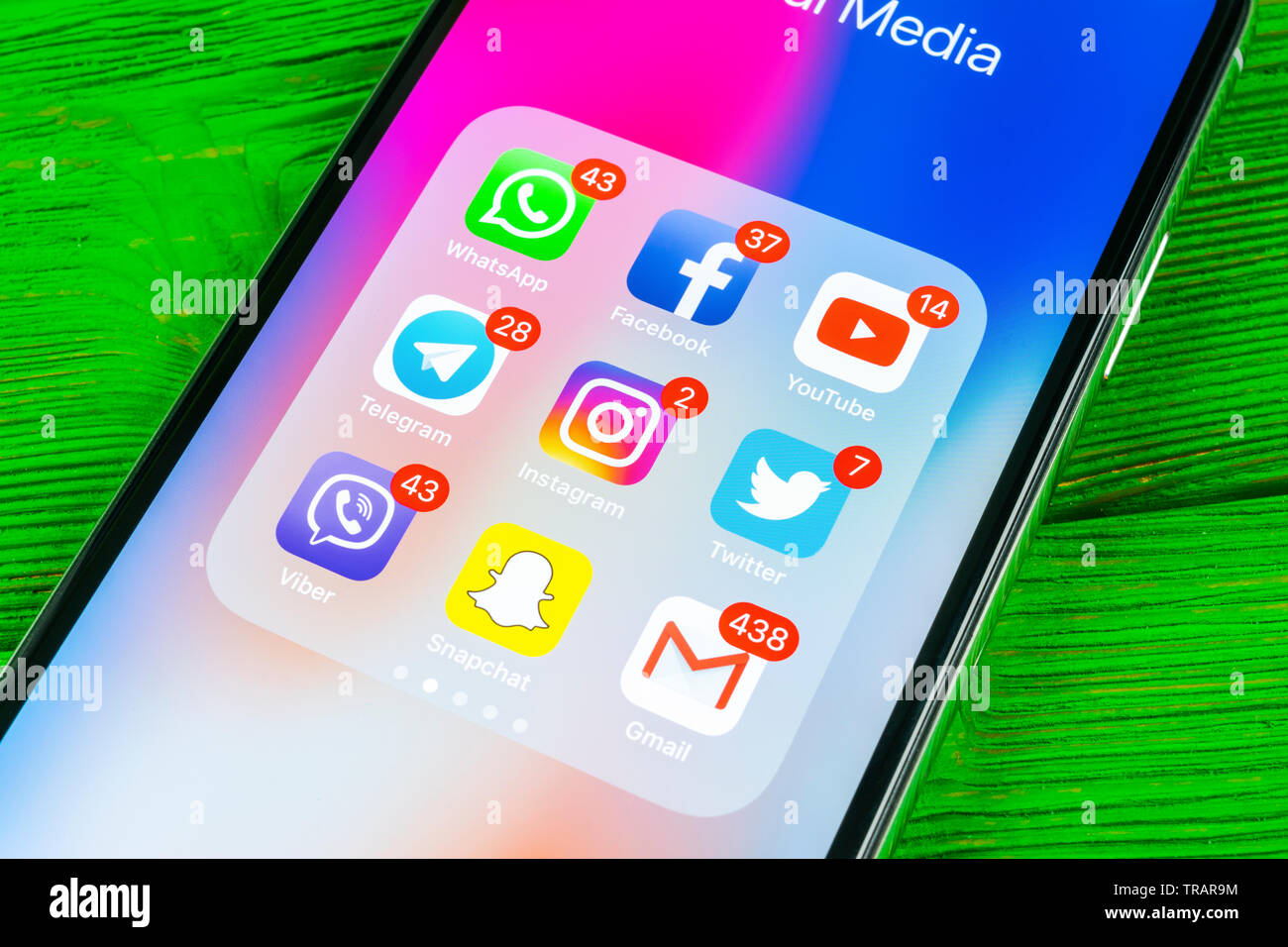 Kaliningrad, Russie, le 2 septembre 2018 : Apple iPhone X avec des icônes de médias sociaux Facebook, Twitter, instagram, snapchat, application google sur s Banque D'Images Kaliningrad, Russie, le 2 septembre 2018 : Apple iPhone X avec des icônes de médias sociaux Facebook, Twitter, instagram, snapchat, application google sur s Banque D'Images