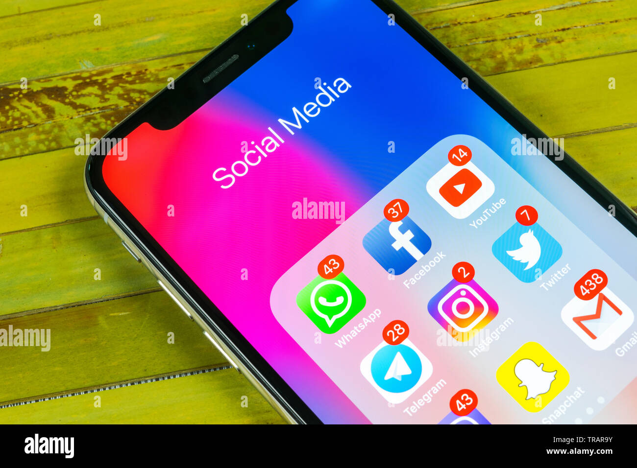 Kaliningrad, Russie, le 2 septembre 2018 : Apple iPhone X avec des icônes de médias sociaux Facebook, Twitter, instagram, snapchat, application google sur s Banque D'Images Kaliningrad, Russie, le 2 septembre 2018 : Apple iPhone X avec des icônes de médias sociaux Facebook, Twitter, instagram, snapchat, application google sur s Banque D'Images