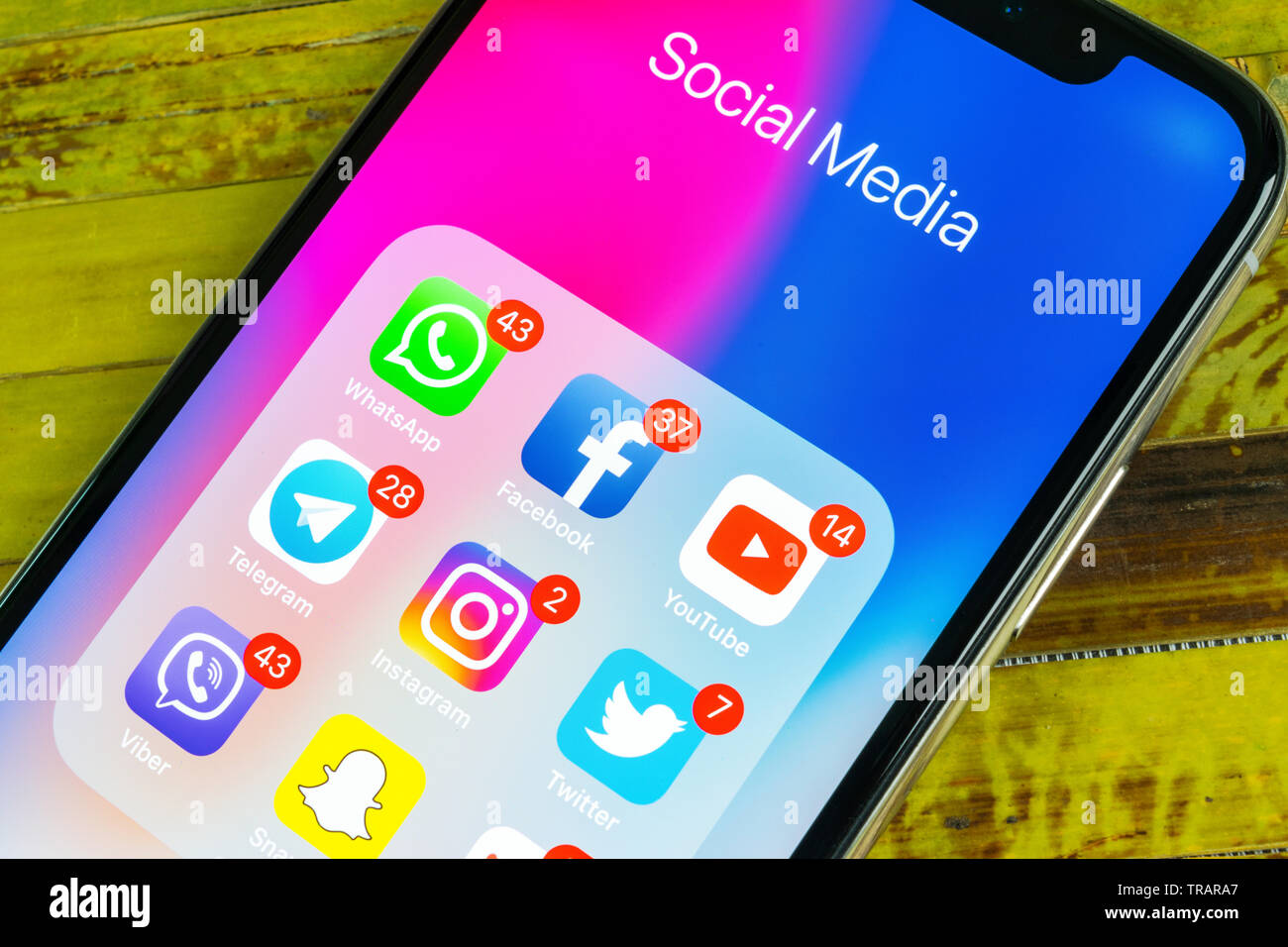 Kaliningrad, Russie, le 2 septembre 2018 : Apple iPhone X avec des icônes de médias sociaux Facebook, Twitter, instagram, snapchat, application google sur s Banque D'Images Kaliningrad, Russie, le 2 septembre 2018 : Apple iPhone X avec des icônes de médias sociaux Facebook, Twitter, instagram, snapchat, application google sur s Banque D'Images