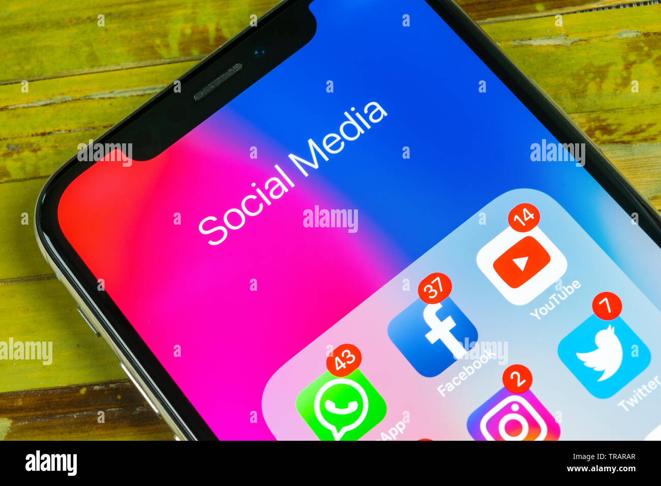 Kaliningrad, Russie, le 2 septembre 2018 : Apple iPhone X avec des icônes de médias sociaux Facebook, Twitter, instagram, snapchat, application google sur s Banque D'Images Kaliningrad, Russie, le 2 septembre 2018 : Apple iPhone X avec des icônes de médias sociaux Facebook, Twitter, instagram, snapchat, application google sur s Banque D'Images