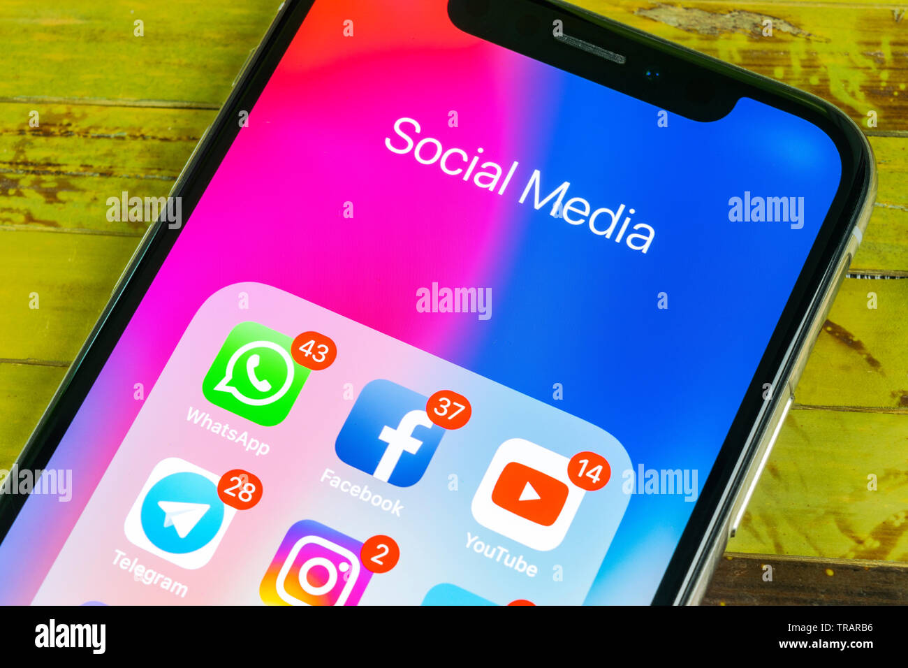 Kaliningrad, Russie, le 2 septembre 2018 : Apple iPhone X avec des icônes de médias sociaux Facebook, Twitter, instagram, snapchat, application google sur s Banque D'Images Kaliningrad, Russie, le 2 septembre 2018 : Apple iPhone X avec des icônes de médias sociaux Facebook, Twitter, instagram, snapchat, application google sur s Banque D'Images