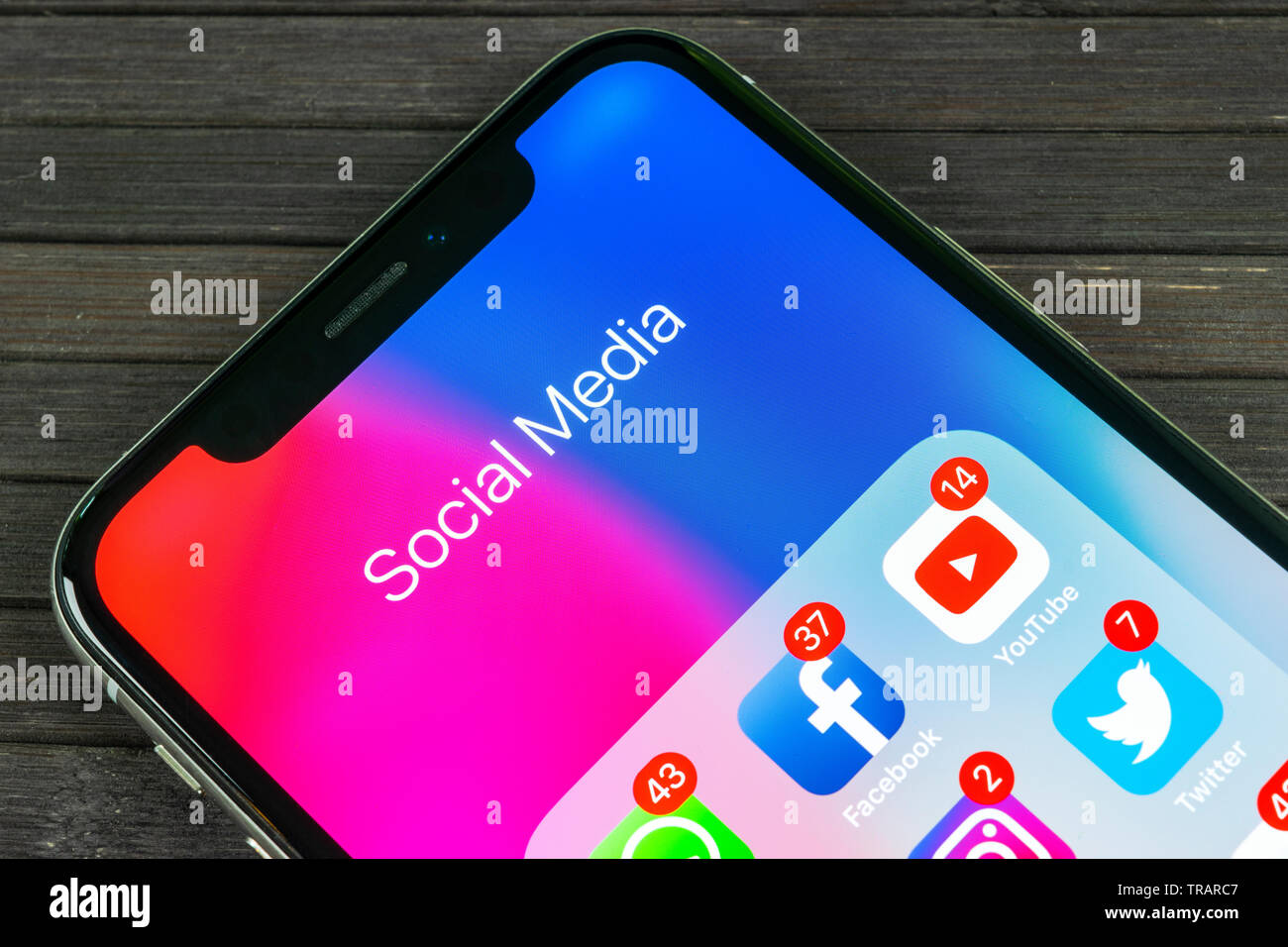 Kaliningrad, Russie, le 2 septembre 2018 : Apple iPhone X avec des icônes de médias sociaux Facebook, Twitter, instagram, snapchat, application google sur s Banque D'Images Kaliningrad, Russie, le 2 septembre 2018 : Apple iPhone X avec des icônes de médias sociaux Facebook, Twitter, instagram, snapchat, application google sur s Banque D'Images
