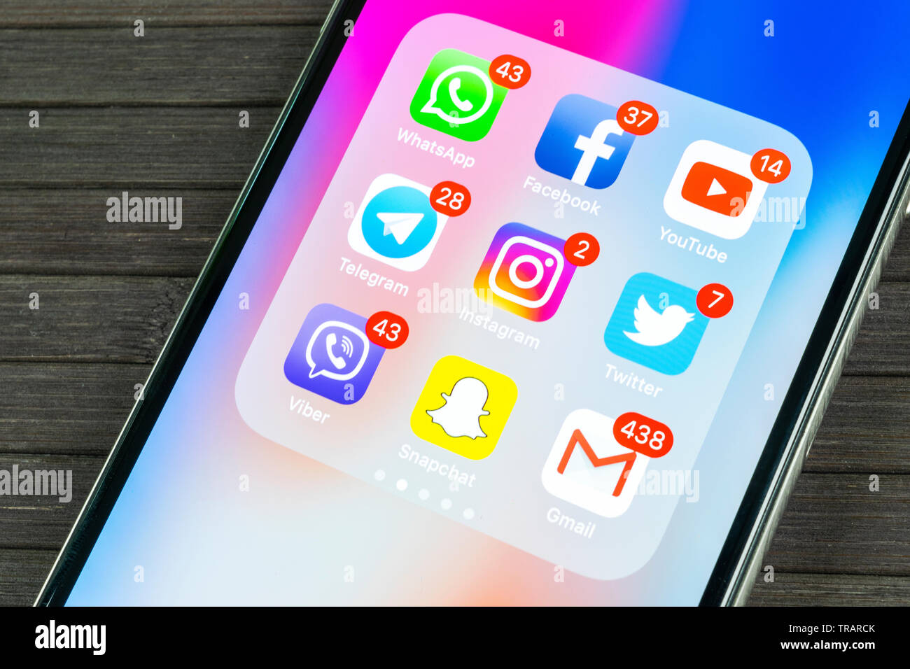 Kaliningrad, Russie, le 2 septembre 2018 : Apple iPhone X avec des icônes de médias sociaux Facebook, Twitter, instagram, snapchat, application google sur s Banque D'Images Kaliningrad, Russie, le 2 septembre 2018 : Apple iPhone X avec des icônes de médias sociaux Facebook, Twitter, instagram, snapchat, application google sur s Banque D'Images