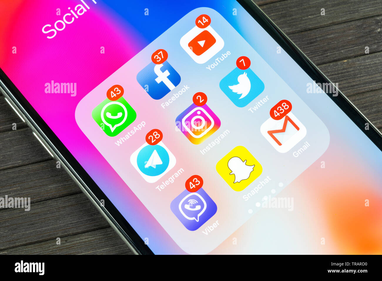 Kaliningrad, Russie, le 2 septembre 2018 : Apple iPhone X avec des icônes de médias sociaux Facebook, Twitter, instagram, snapchat, application google sur s Banque D'Images Kaliningrad, Russie, le 2 septembre 2018 : Apple iPhone X avec des icônes de médias sociaux Facebook, Twitter, instagram, snapchat, application google sur s Banque D'Images