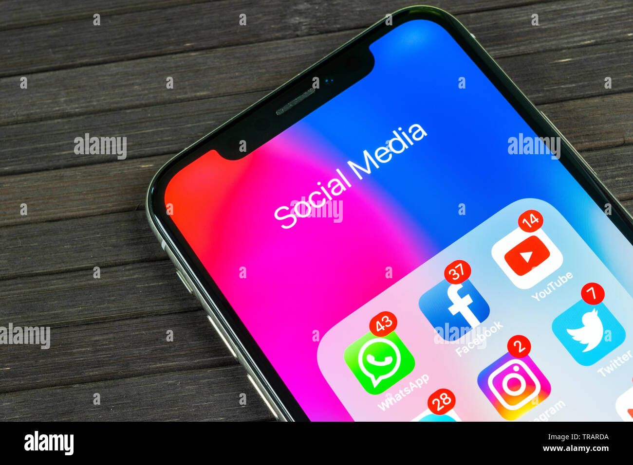 Kaliningrad, Russie, le 2 septembre 2018 : Apple iPhone X avec des icônes de médias sociaux Facebook, Twitter, instagram, snapchat, application google sur s Banque D'Images Kaliningrad, Russie, le 2 septembre 2018 : Apple iPhone X avec des icônes de médias sociaux Facebook, Twitter, instagram, snapchat, application google sur s Banque D'Images