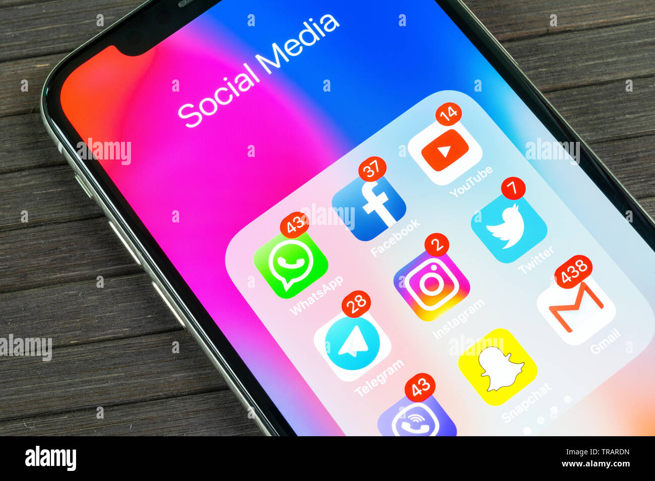 Kaliningrad, Russie, le 2 septembre 2018 : Apple iPhone X avec des icônes de médias sociaux Facebook, Twitter, instagram, snapchat, application google sur s Banque D'Images Kaliningrad, Russie, le 2 septembre 2018 : Apple iPhone X avec des icônes de médias sociaux Facebook, Twitter, instagram, snapchat, application google sur s Banque D'Images
