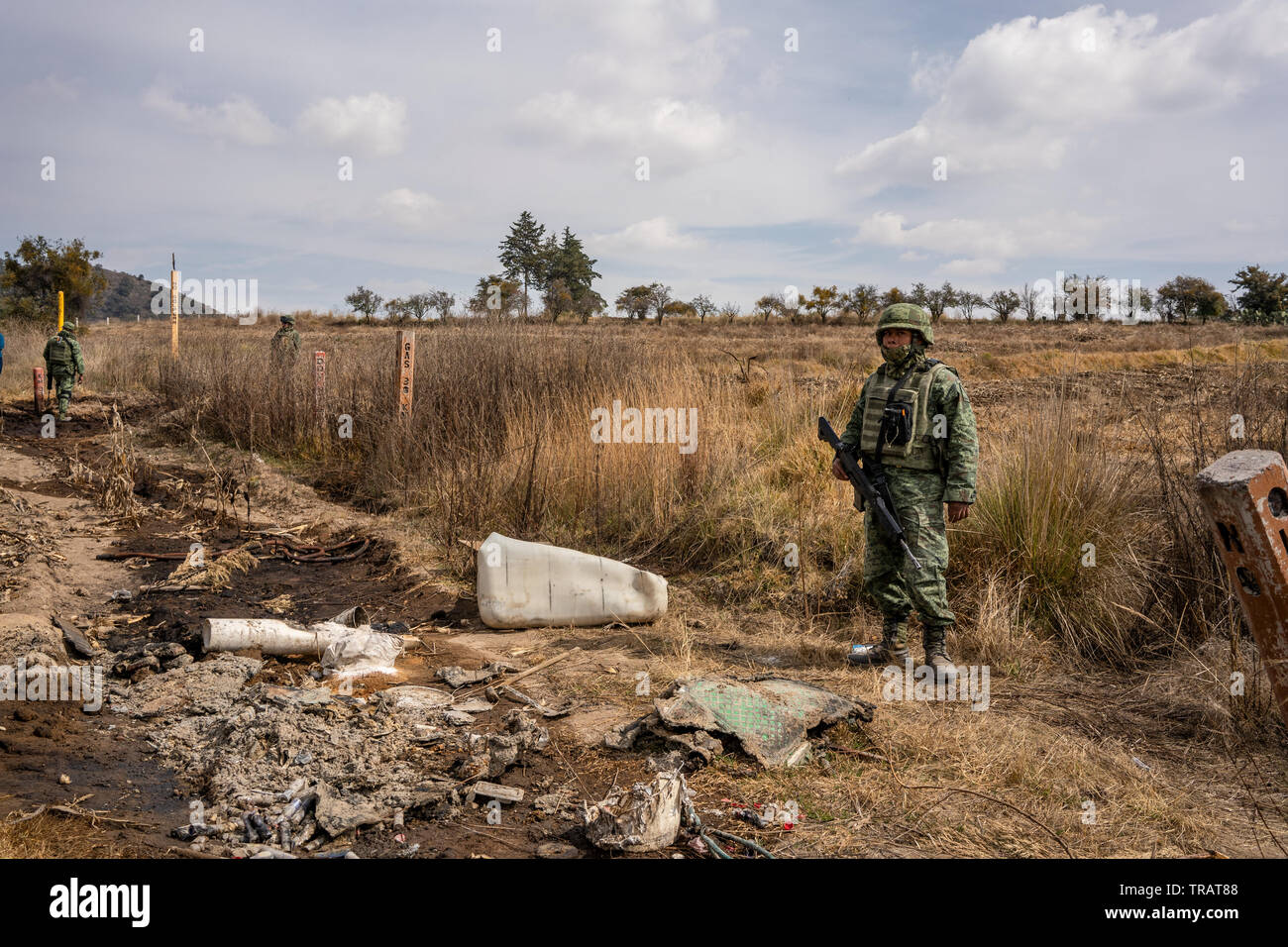 Garde militaire mexicain un site contaminé, à gauche plus de gaz illégal le vol, près de la communauté La Preciosita, Puebla, Mexique, le 16 janvier 2019. L'état de Puebla est connu pour ses hautes quantités de gaz illégales de vol. Banque D'Images