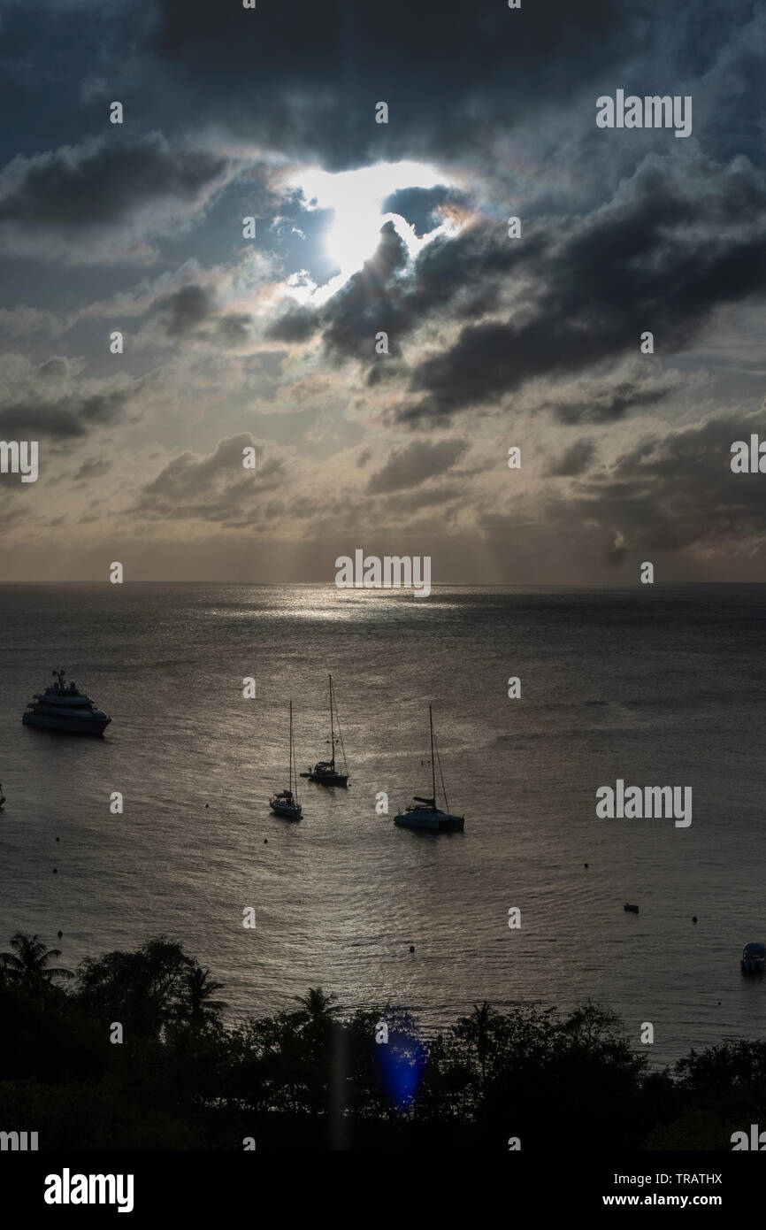 Coucher de soleil sur Mustique avec yachts dans les Caraïbes Banque D'Images