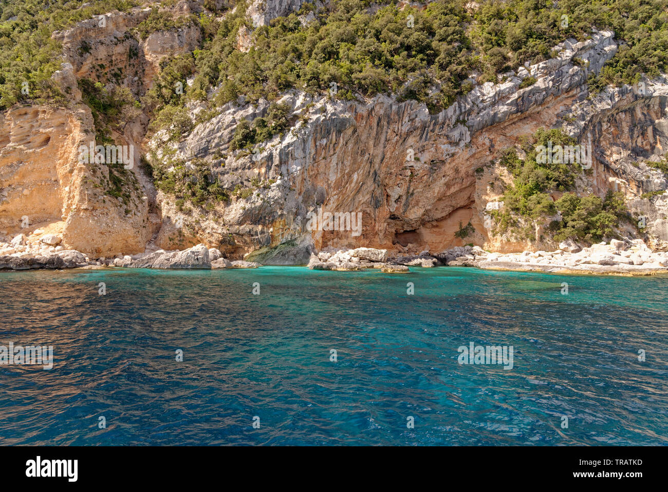 Cala dei Gabbiani, une étroite plage de sable en dessous de hautes falaises calcaires, golfe d'Orosei, parc national du Gennargentu, Baunei, Sardaigne, Italie, 20 mai 2019 Banque D'Images