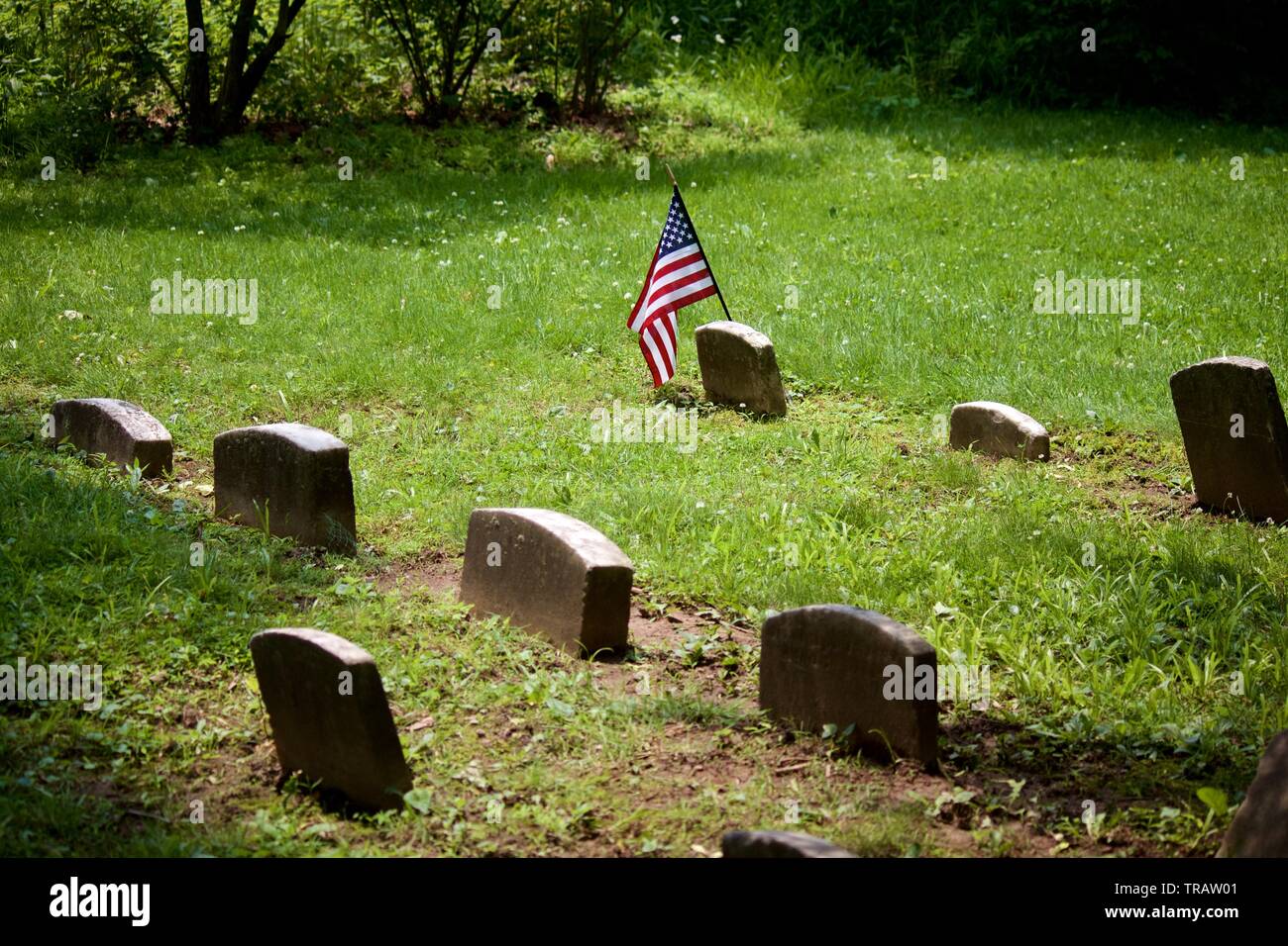 Plymouth Meeting, PA, USA - 1 juin 2019 : un drapeau américain orne une tombe dans un cimetière Quaker. Banque D'Images