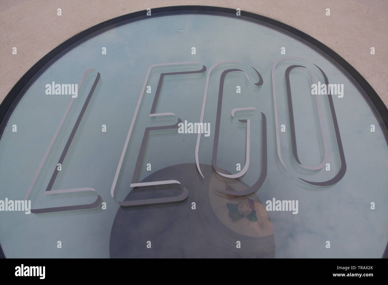 Logo Lego en verre sur le toit de la maison de Lego, BILLUND, Danemark Banque D'Images